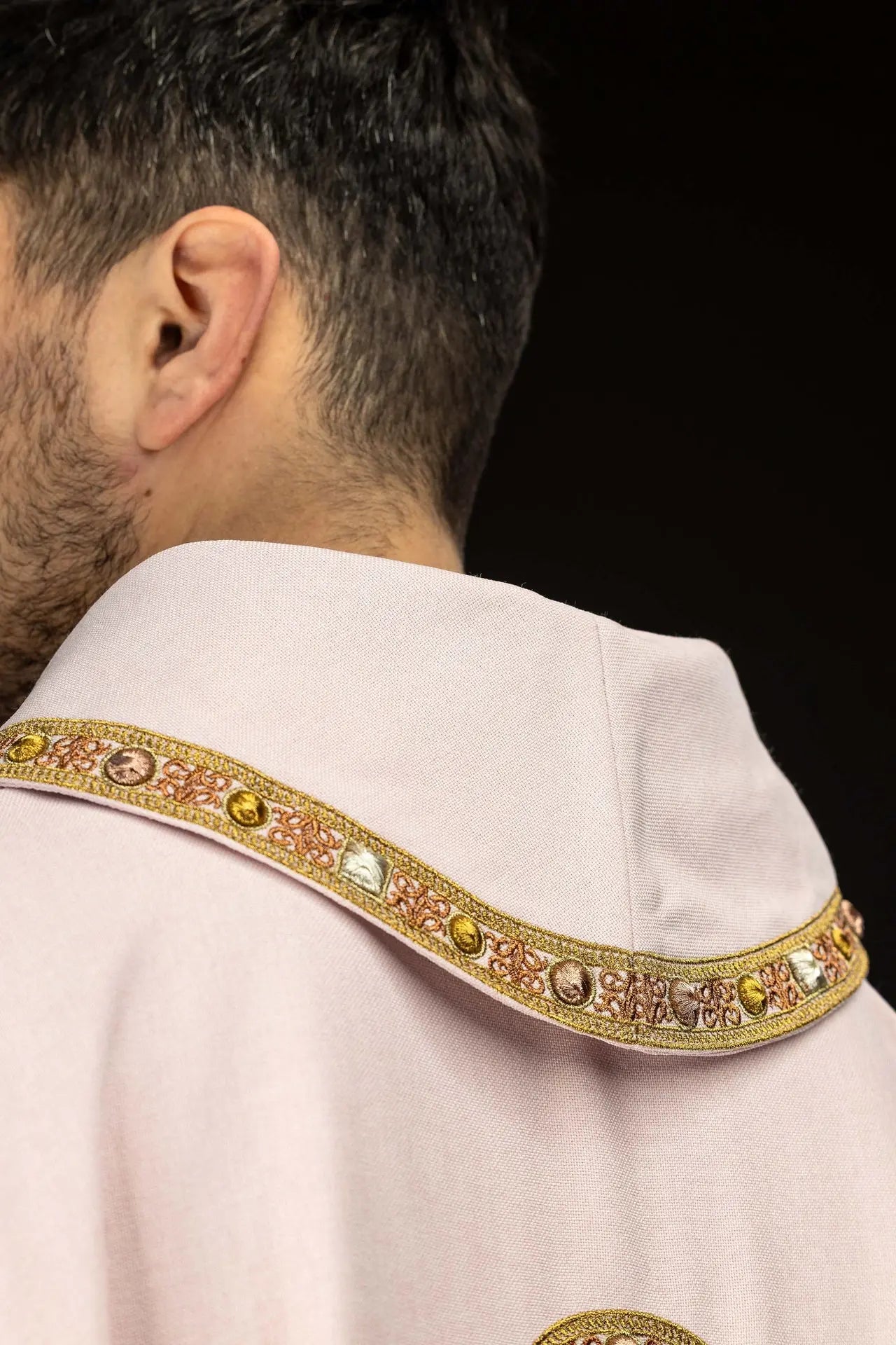 Chasuble rose avec broderie IHS et bordure décorative