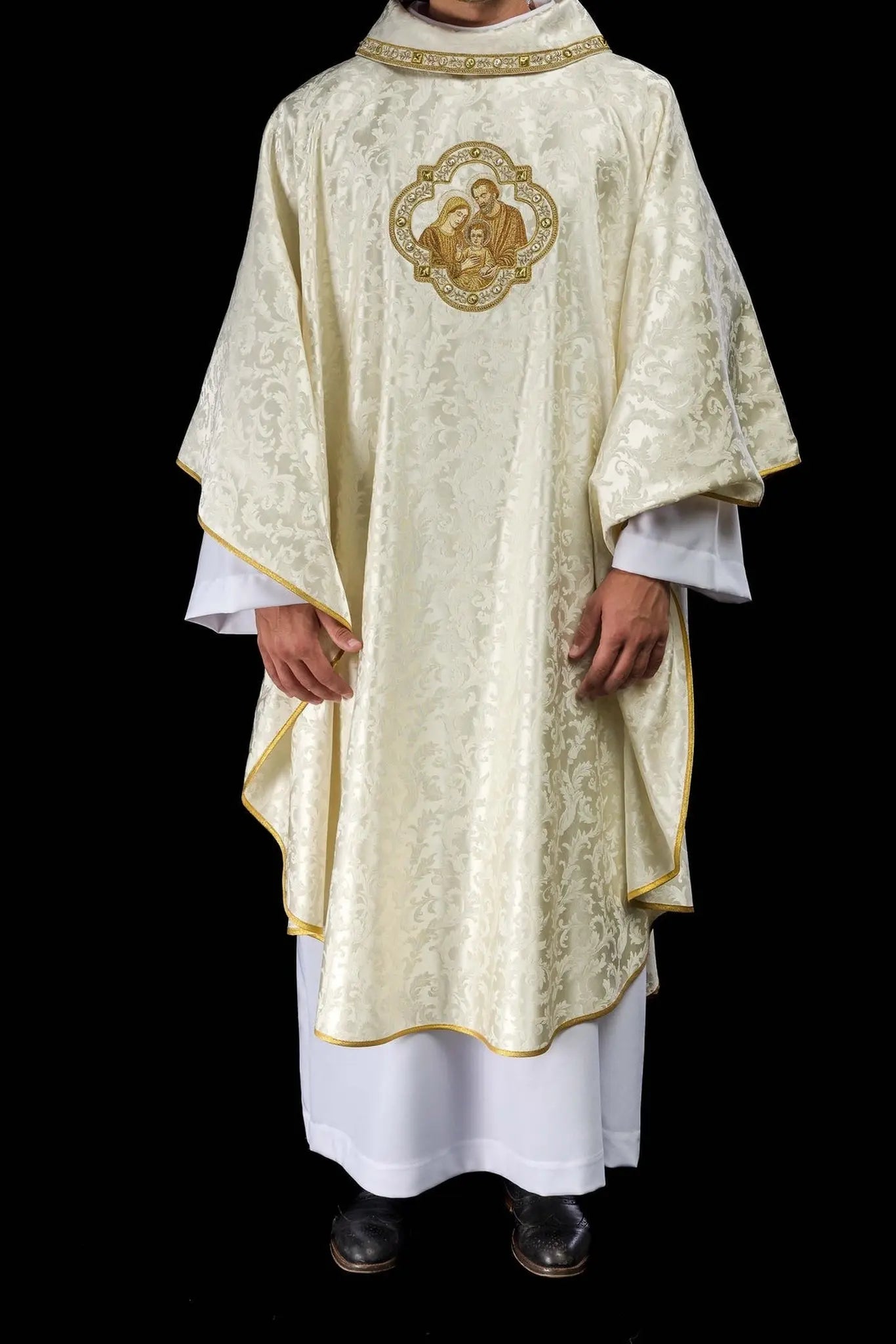 Chasuble de Noël brodée avec l'image de la Sainte Famille