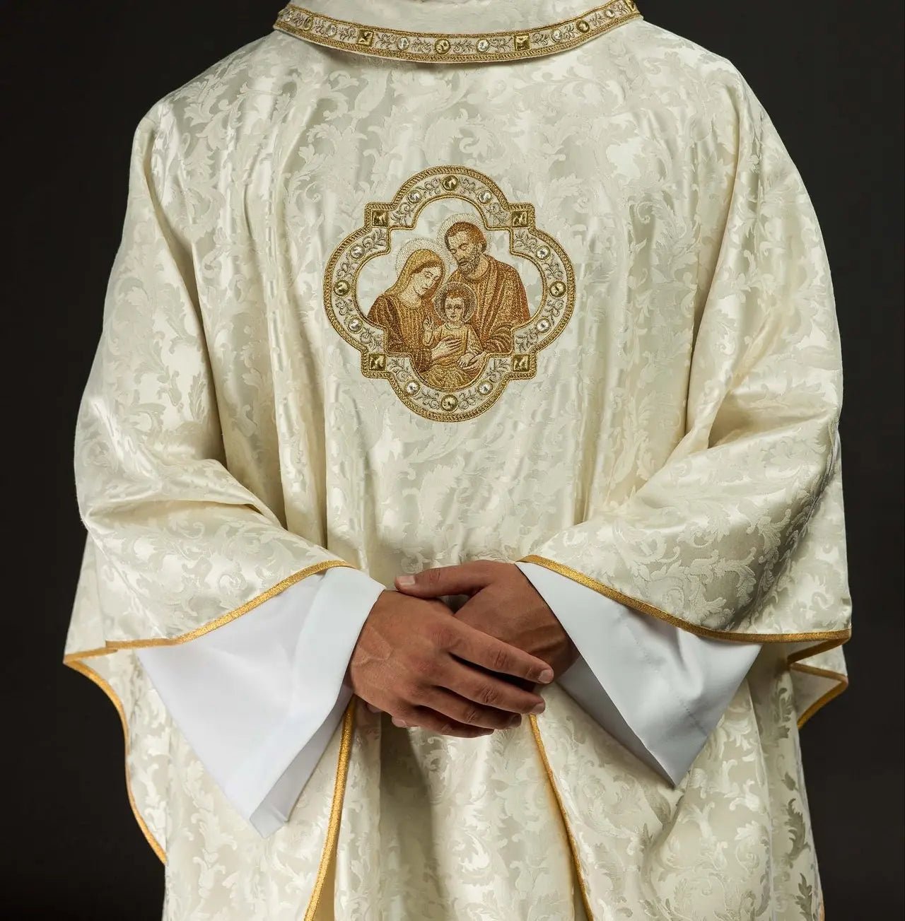 Chasuble de Noël brodée avec l'image de la Sainte Famille