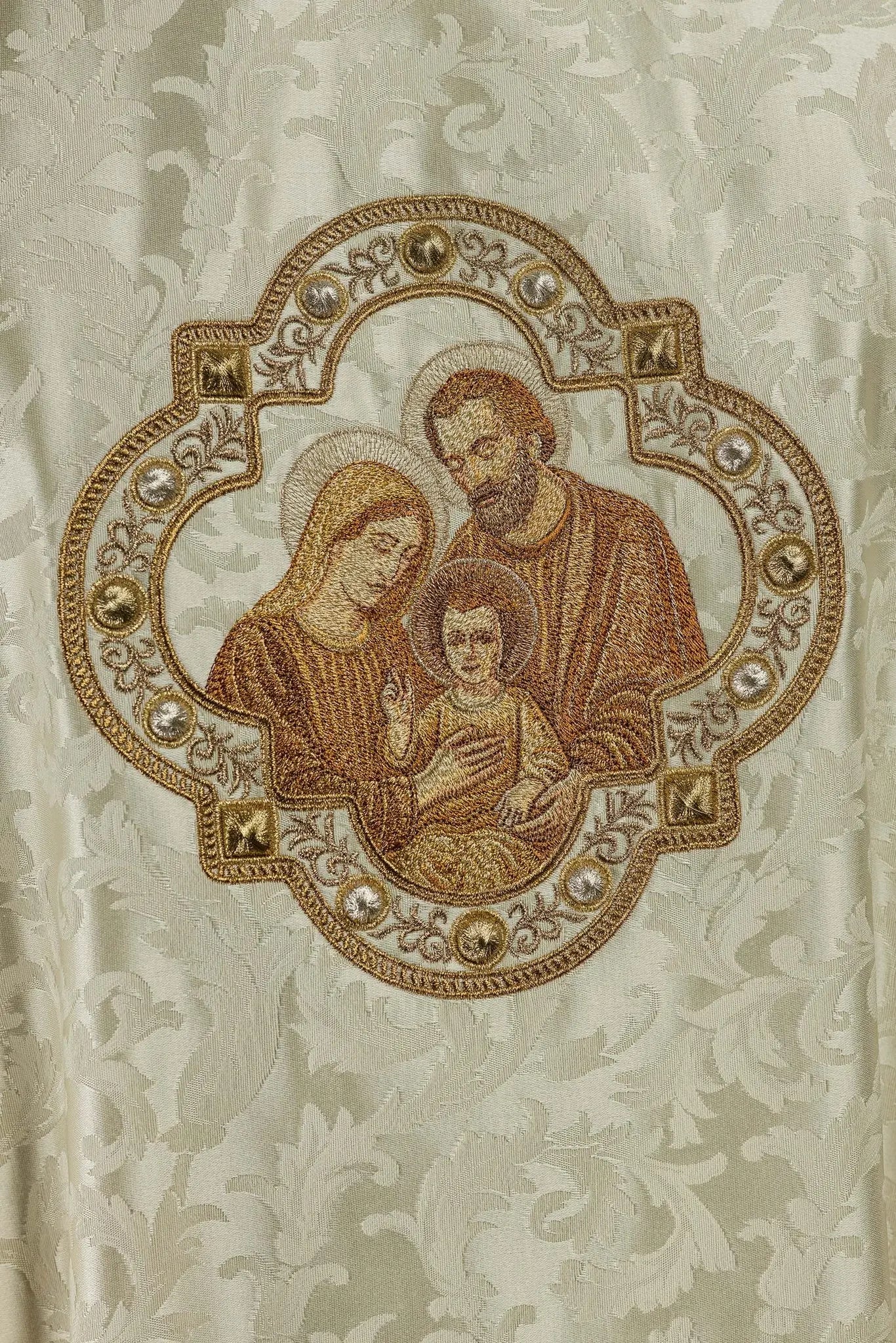 Chasuble de Noël brodée avec l'image de la Sainte Famille
