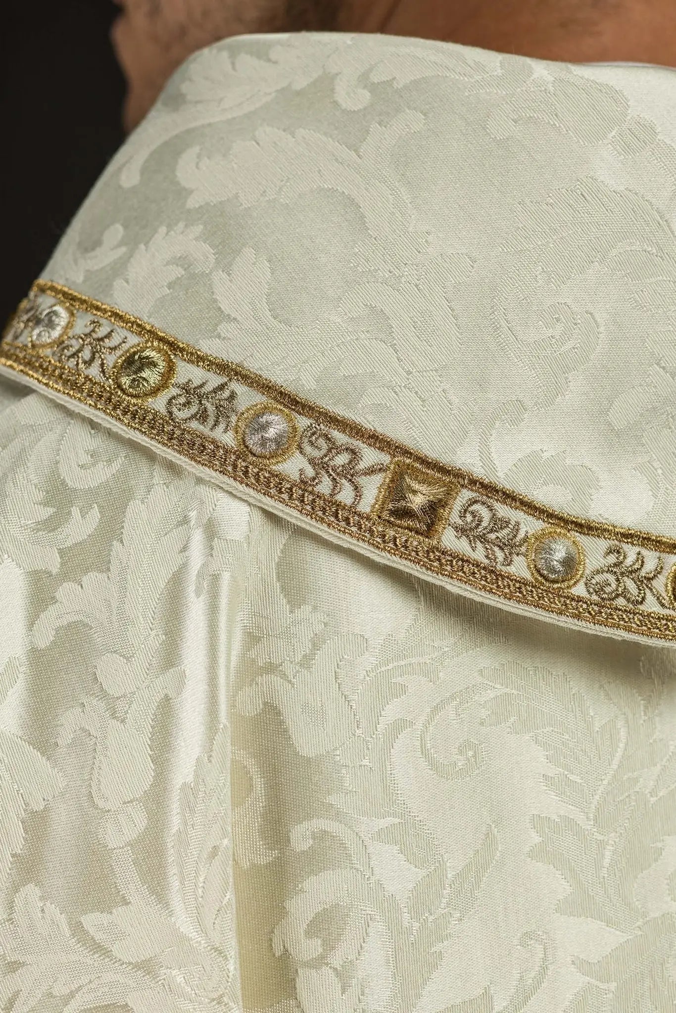 Chasuble de Noël brodée avec l'image de la Sainte Famille