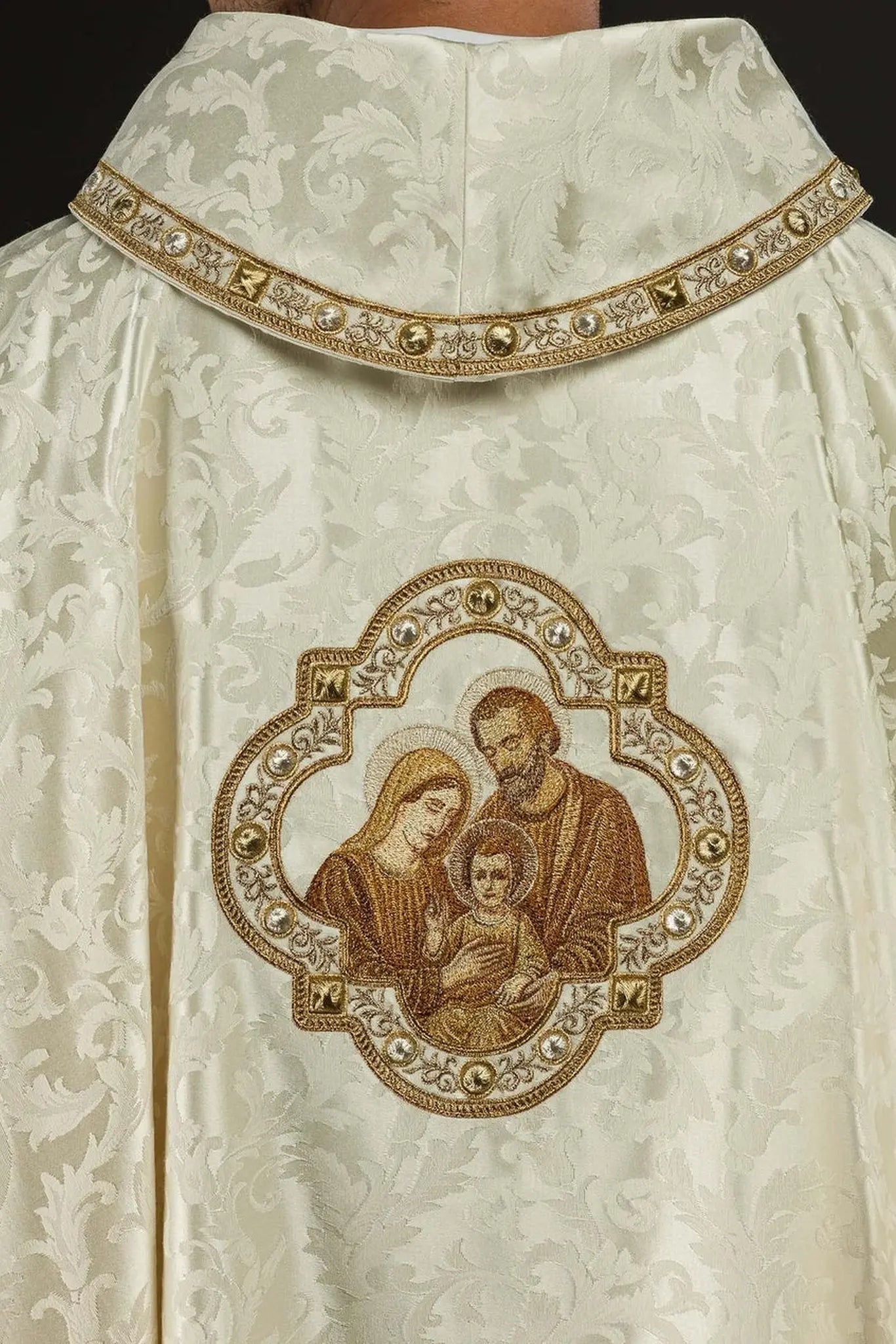 Chasuble de Noël brodée avec l'image de la Sainte Famille