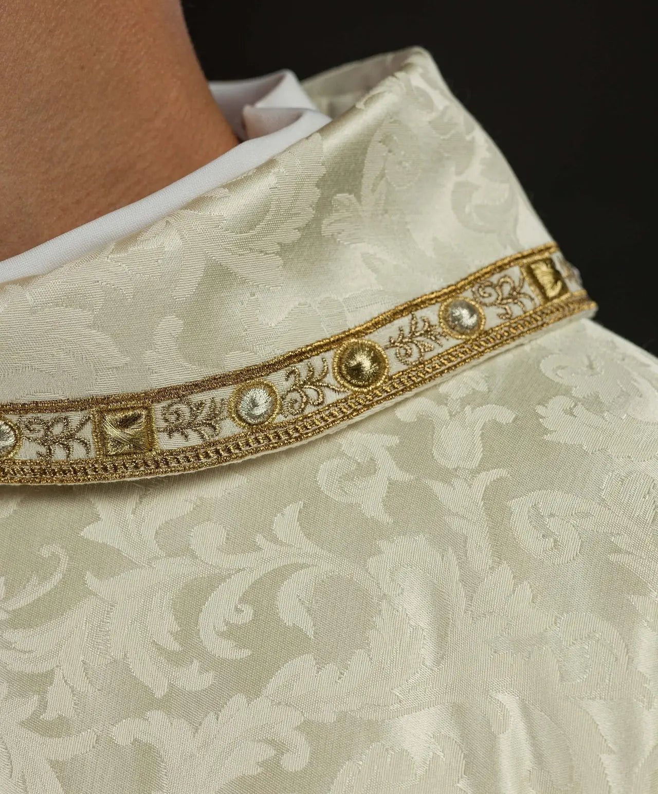 Chasuble de Noël brodée avec l'image de la Sainte Famille