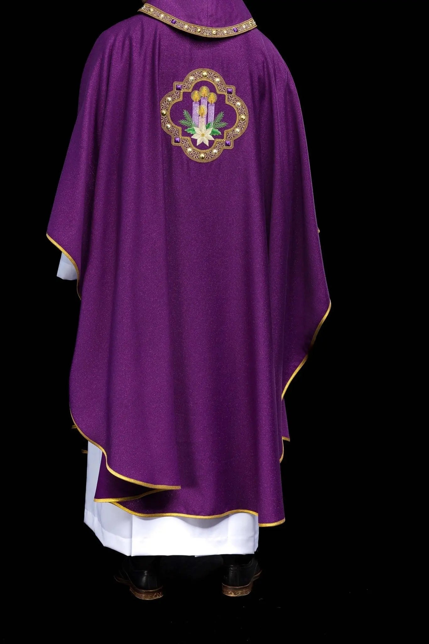Chasuble de l'Avent brodée en tissu chatoyant