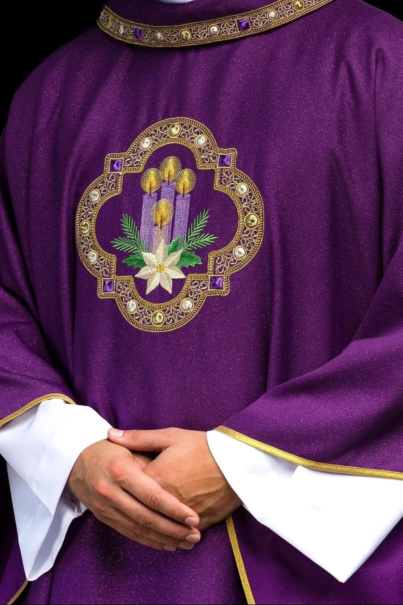 Chasuble de l'Avent brodée en tissu chatoyant