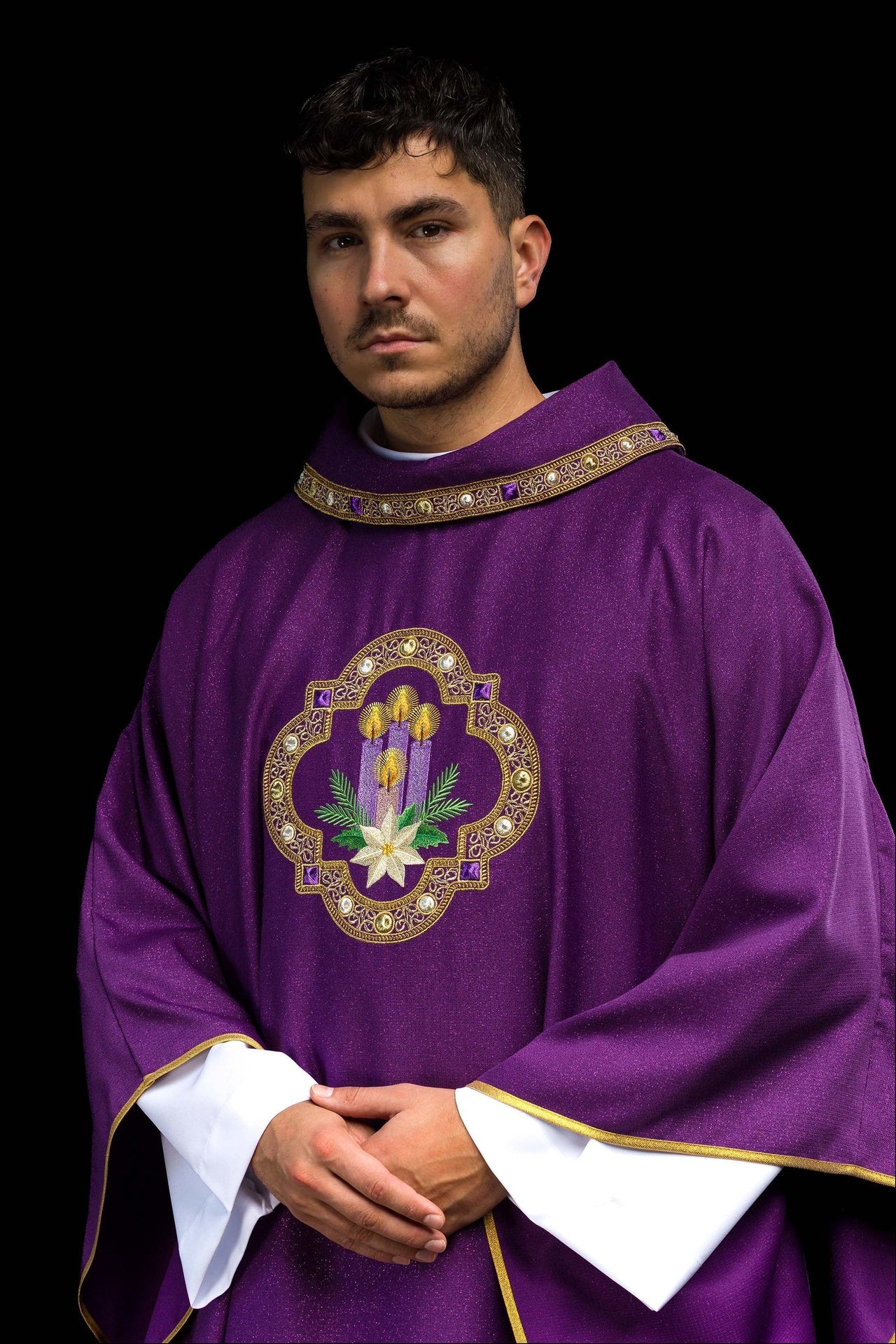 Ornement brodé pour l'Avent cousu sur un tissu brillant