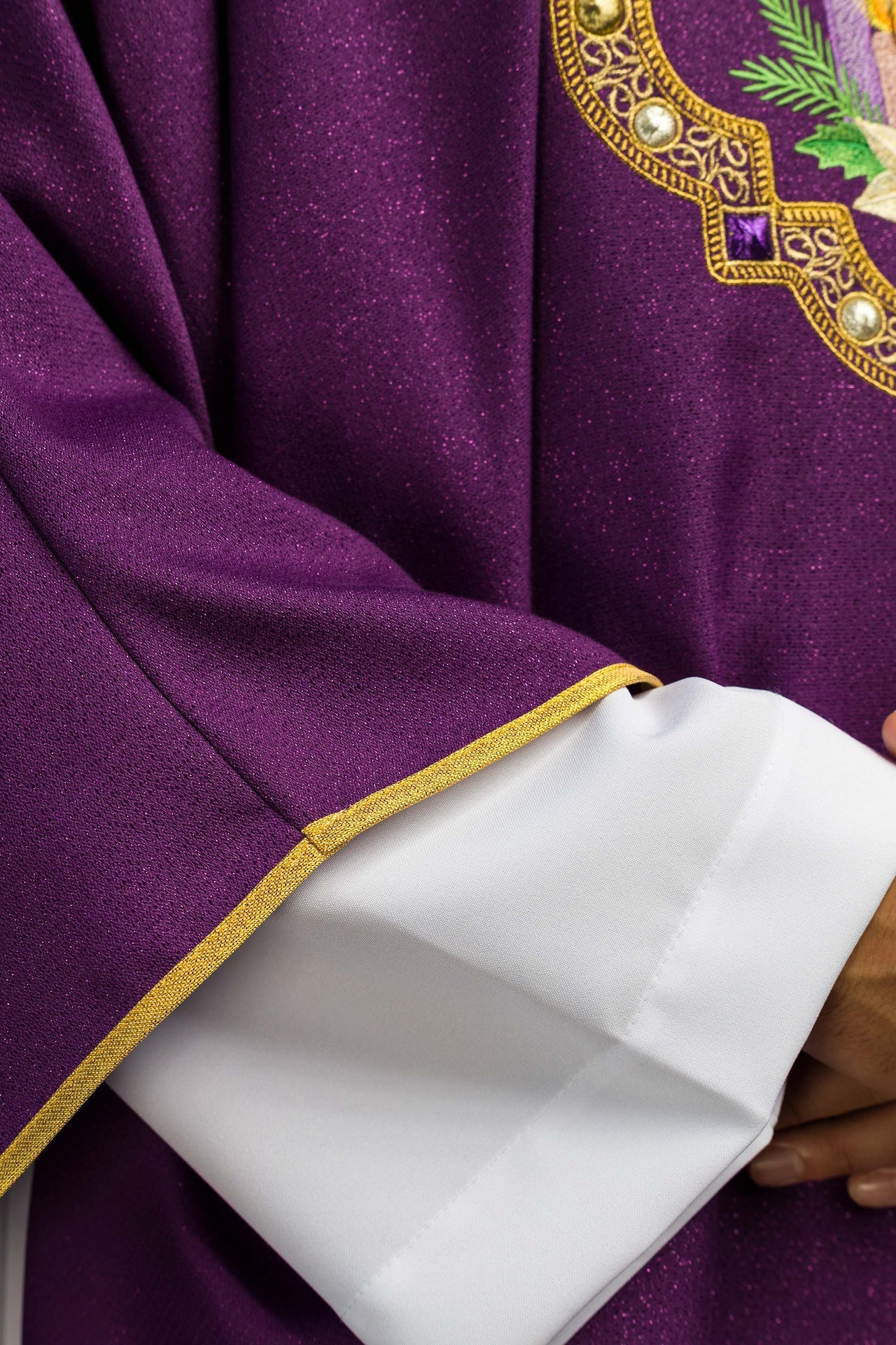 Ornement brodé pour l'Avent cousu sur un tissu brillant