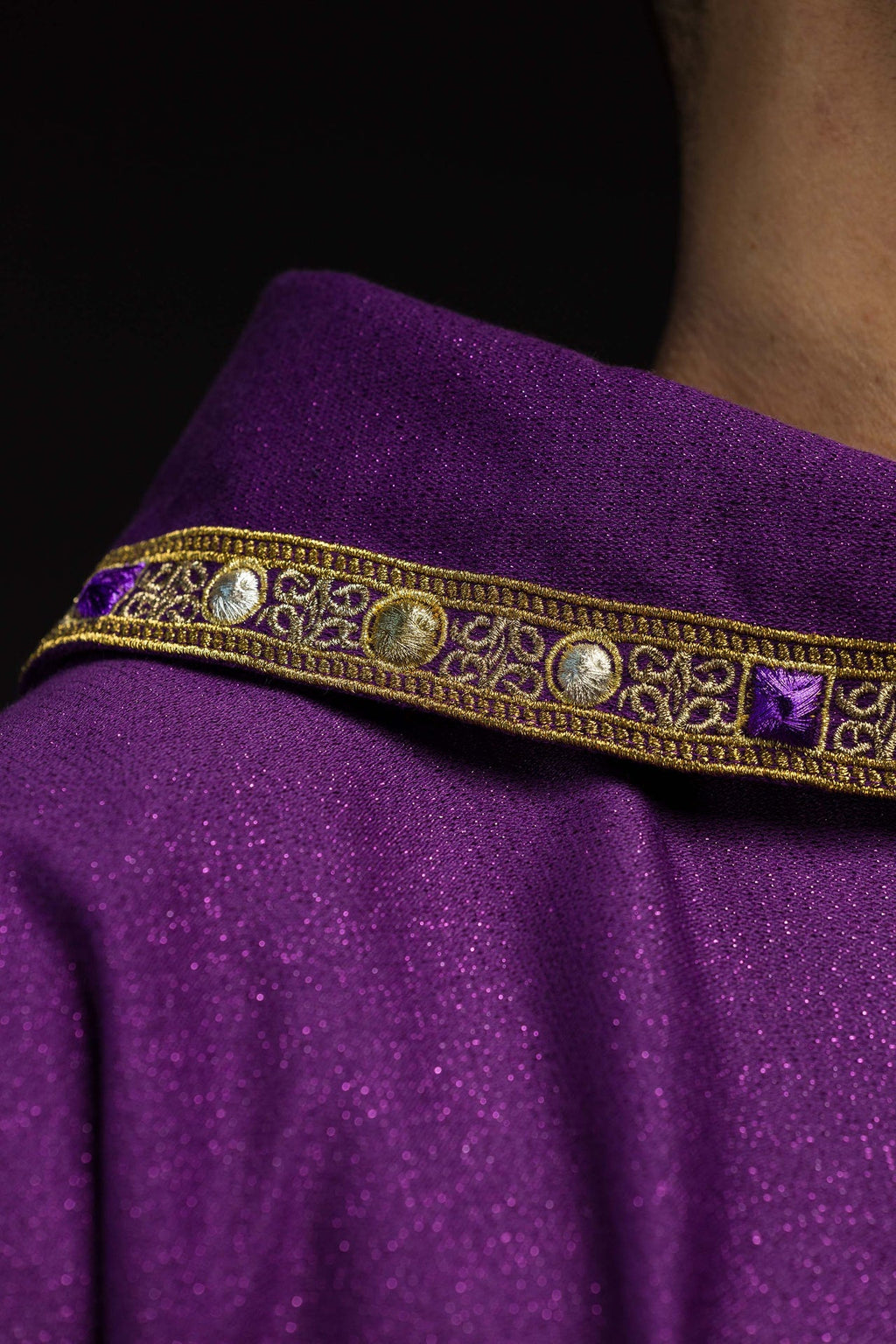 Ornement brodé pour l'Avent cousu sur un tissu brillant