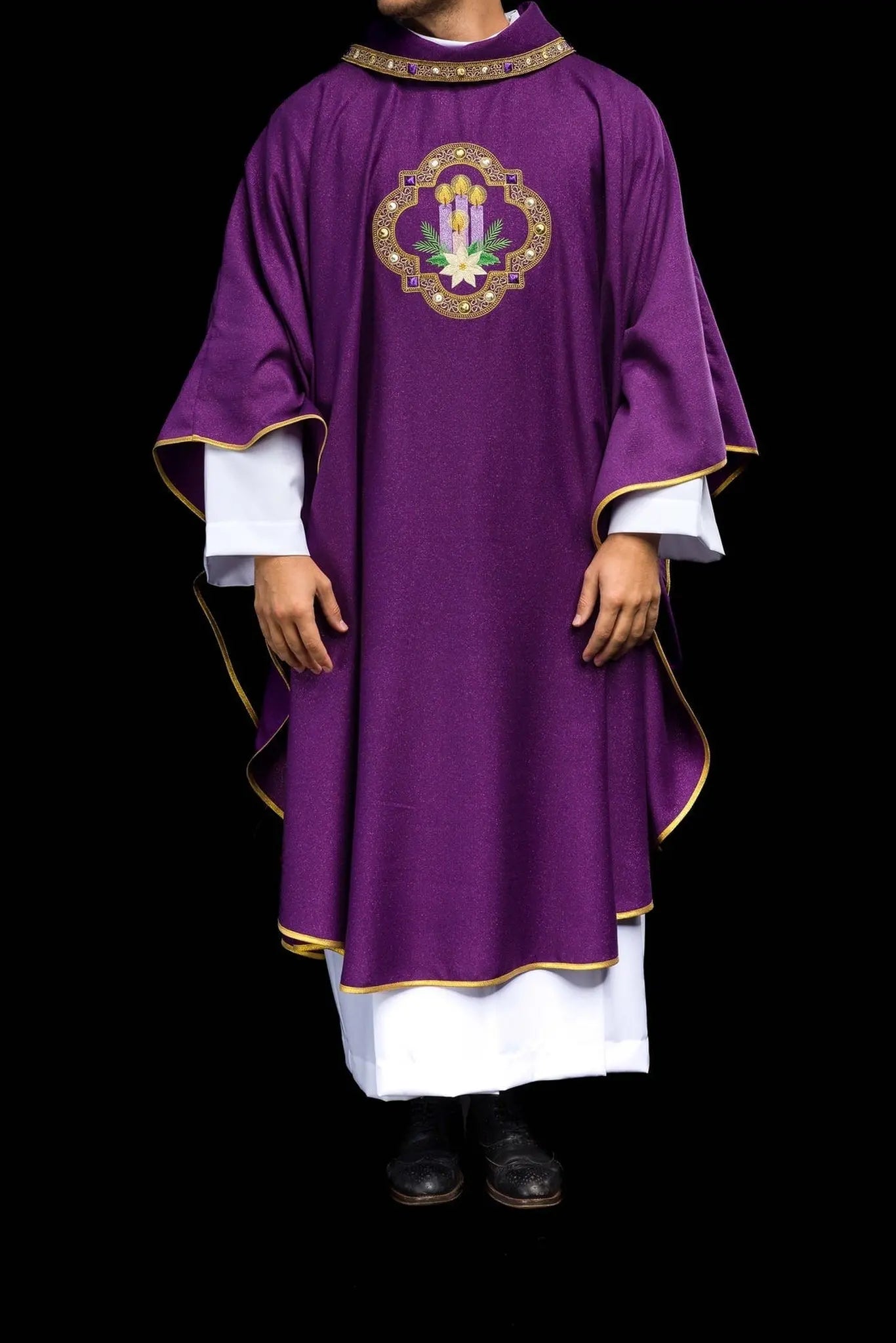 Chasuble de l'Avent brodée en tissu chatoyant