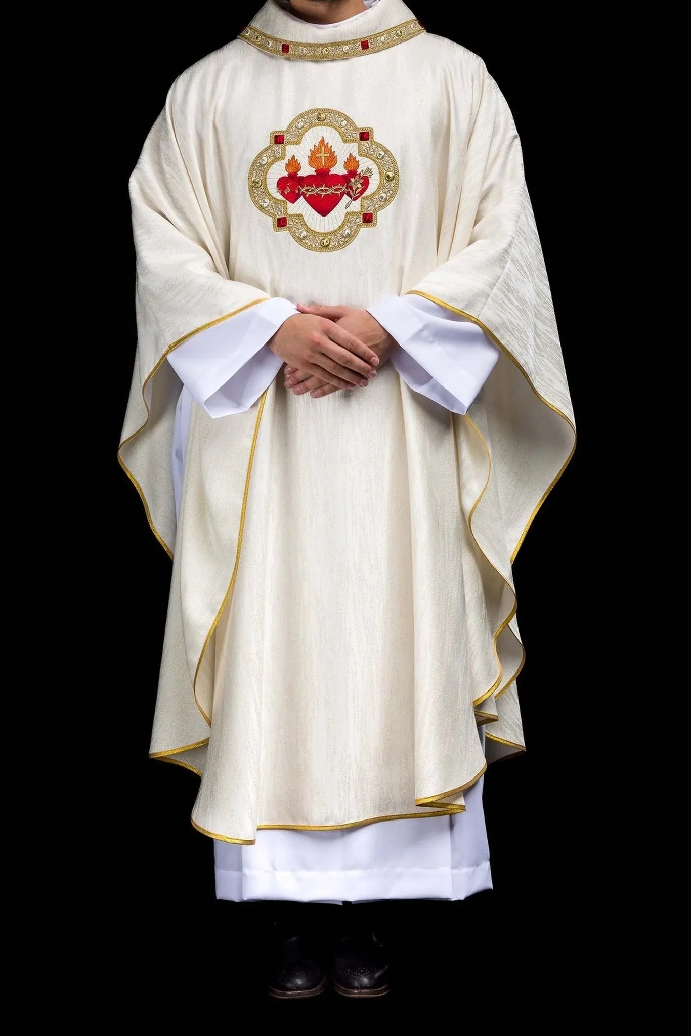 Chasuble brodée avec l'image des Trois Cœurs