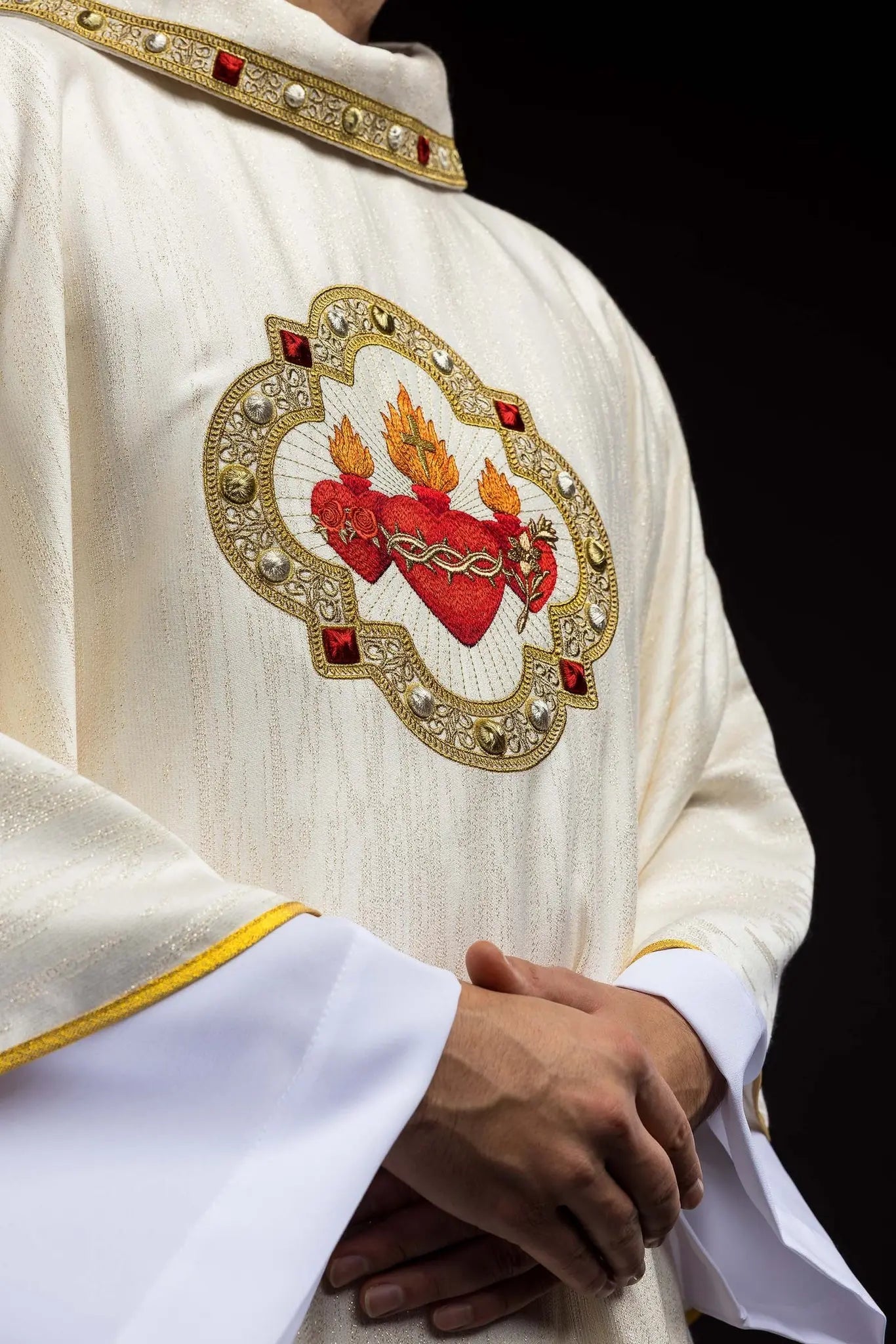 Chasuble brodée avec l'image des Trois Cœurs