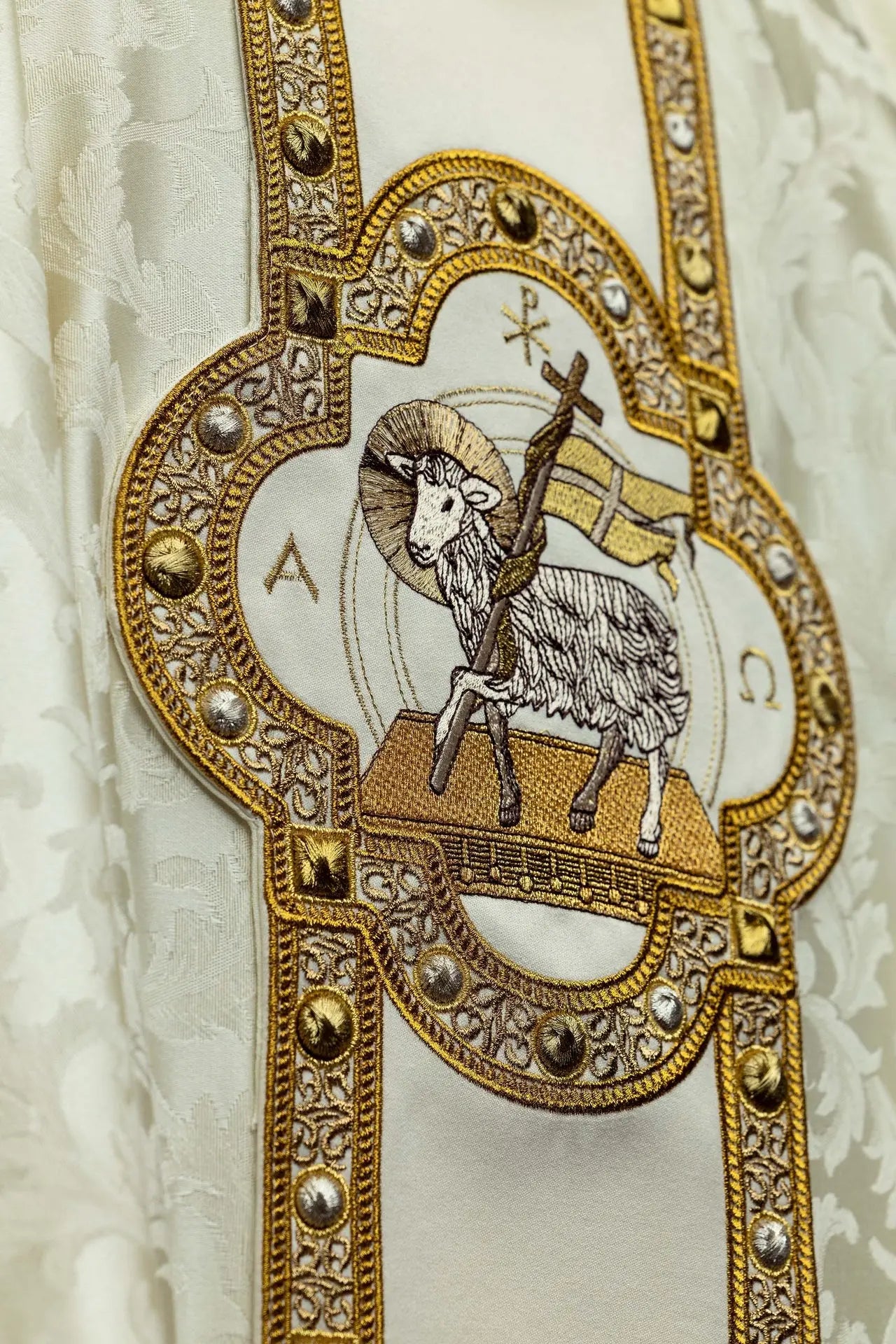 Chasuble avec Agneau Pascal brodé et Orfrois en jacquard écru