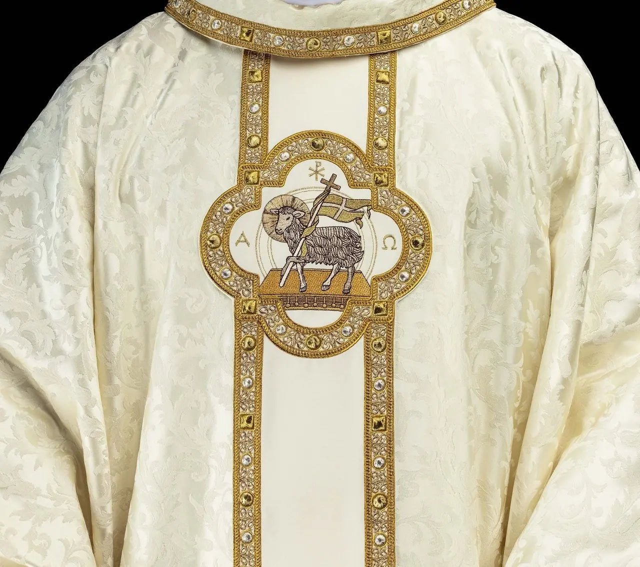 Chasuble avec Agneau Pascal brodé et Orfrois en jacquard écru