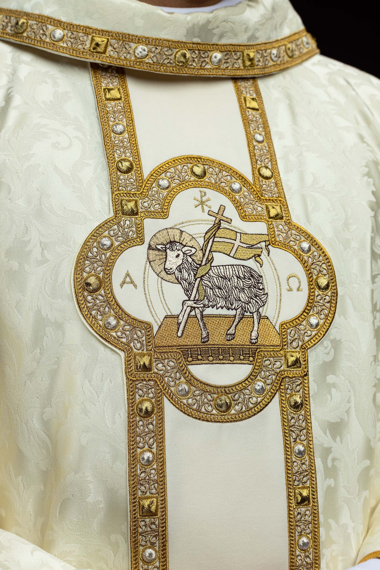 Ornement avec ceinture et broderie de l'Agneau pascal sur tissu jacquard