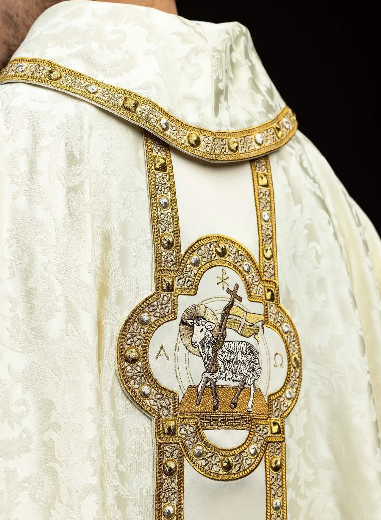 Chasuble avec Agneau Pascal brodé et Orfrois en jacquard écru