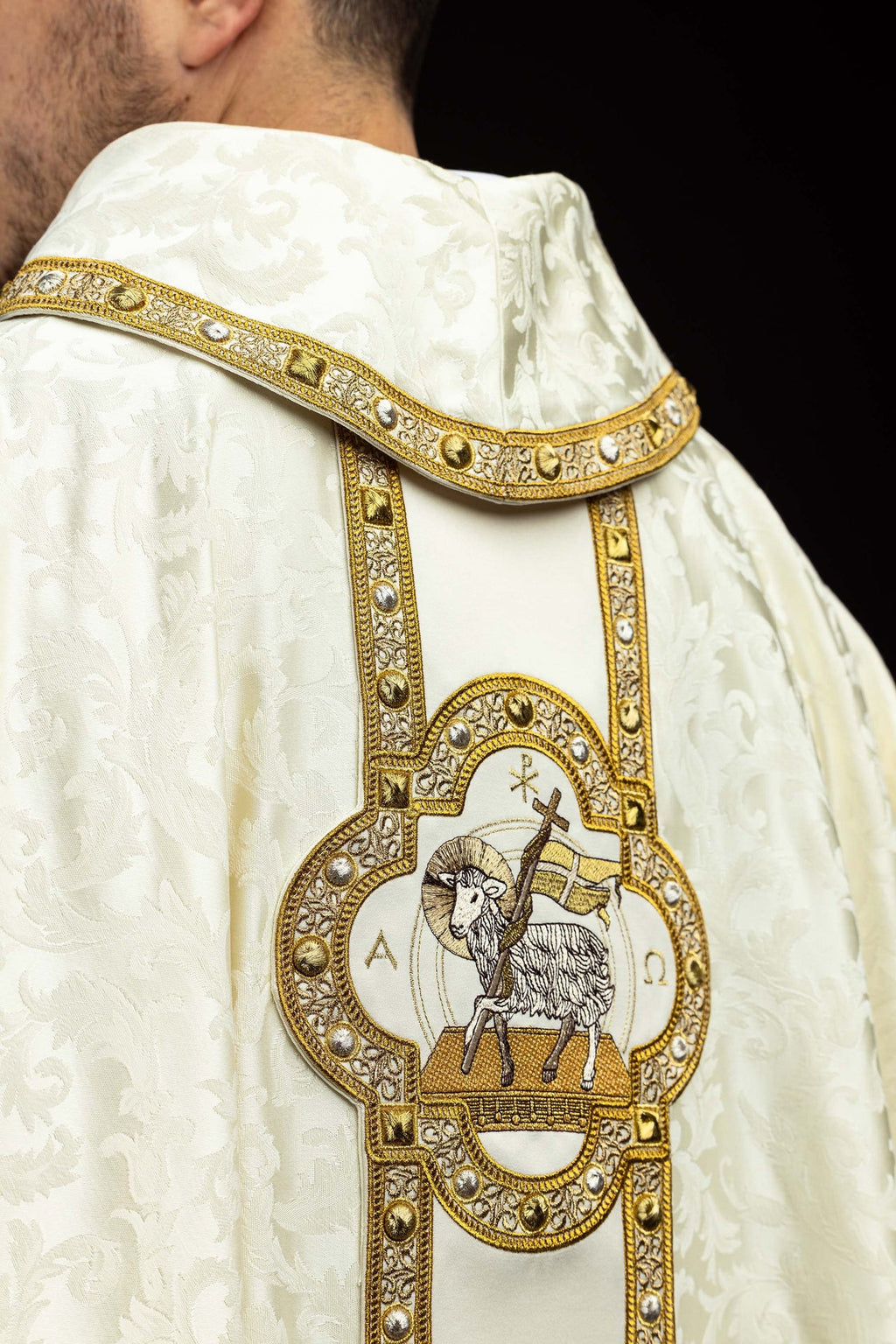 Ornement avec ceinture et broderie de l'Agneau pascal sur tissu jacquard