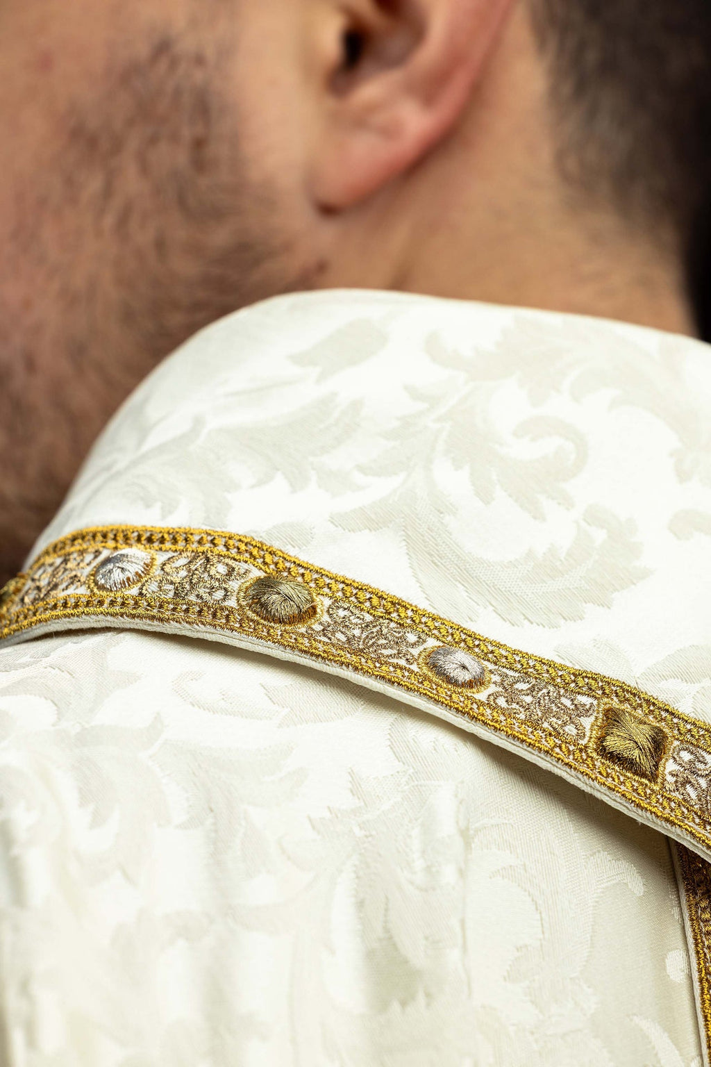 Ornement avec ceinture et broderie de l'Agneau pascal sur tissu jacquard