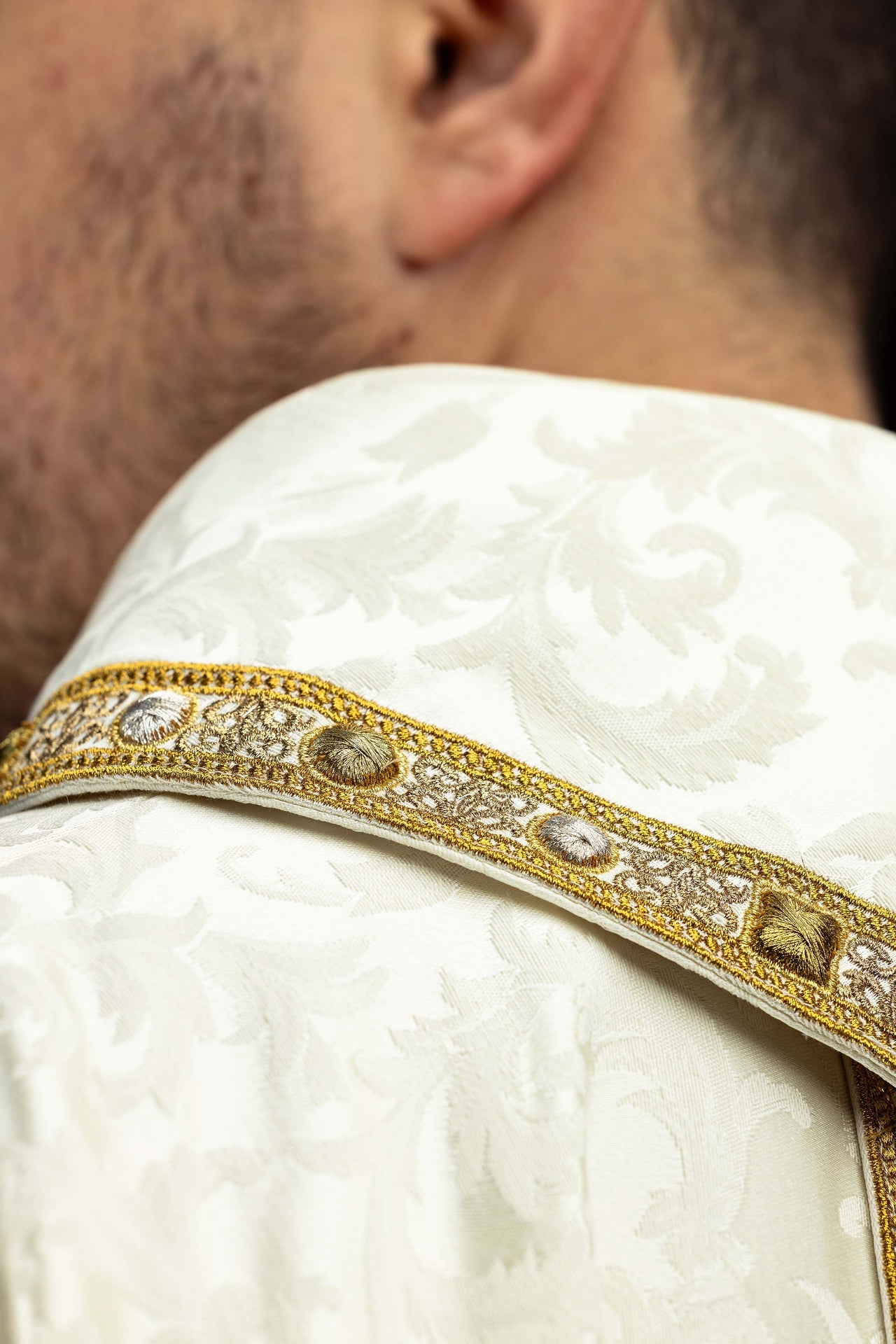 Ornement avec ceinture et broderie de l'Agneau pascal sur tissu jacquard