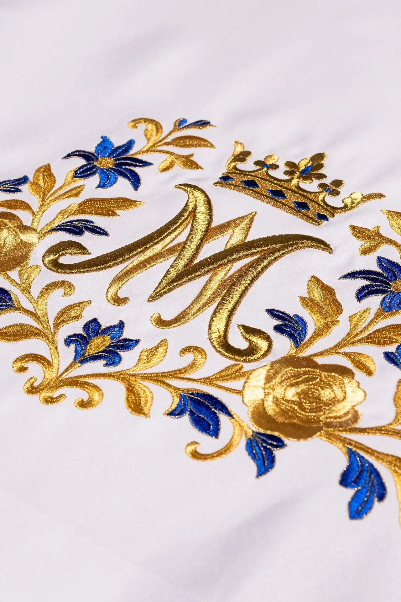 Nappe d'autel avec broderie du monogramme marial