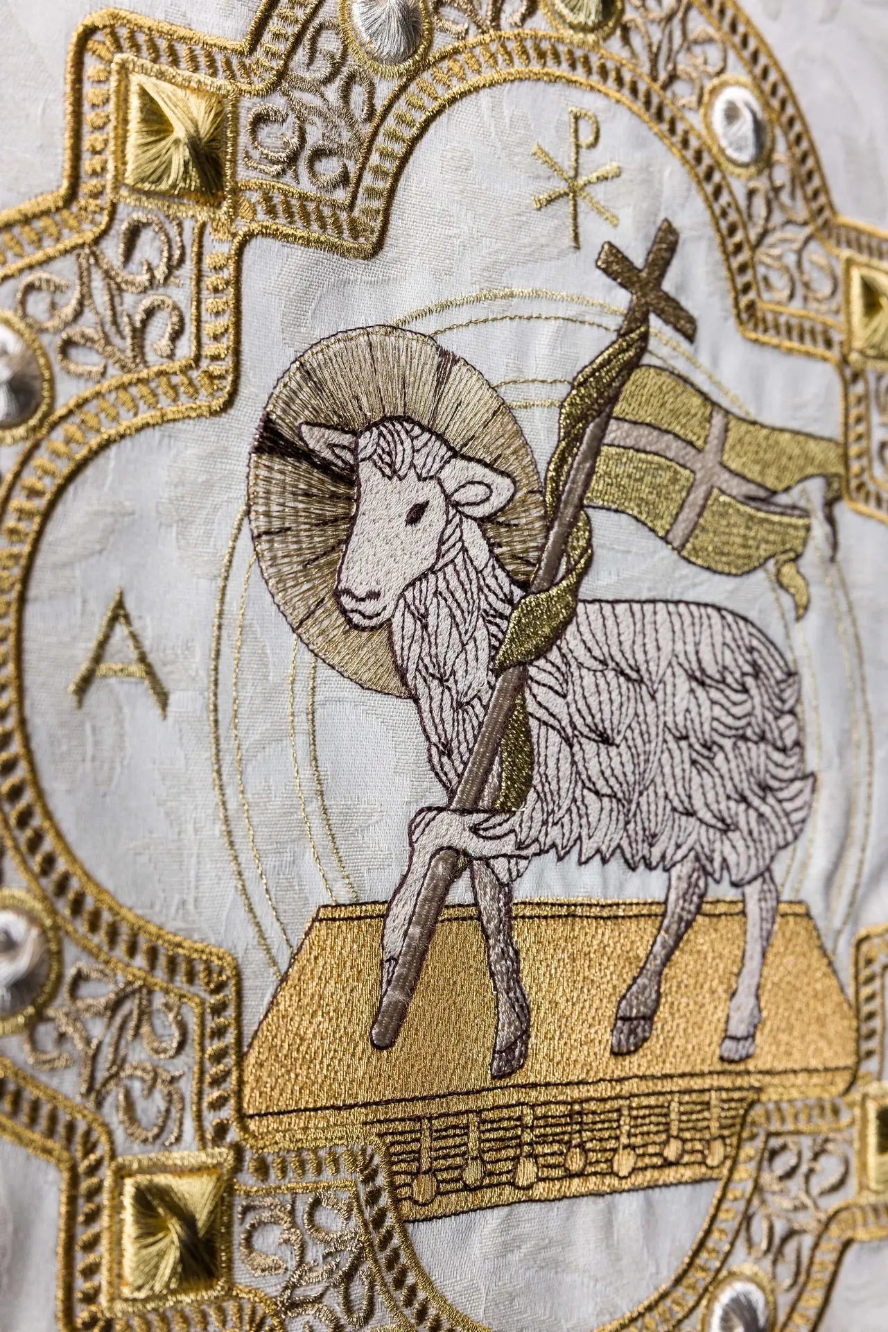 Housse de lutrin écrue avec broderie de l'Agneau pascal