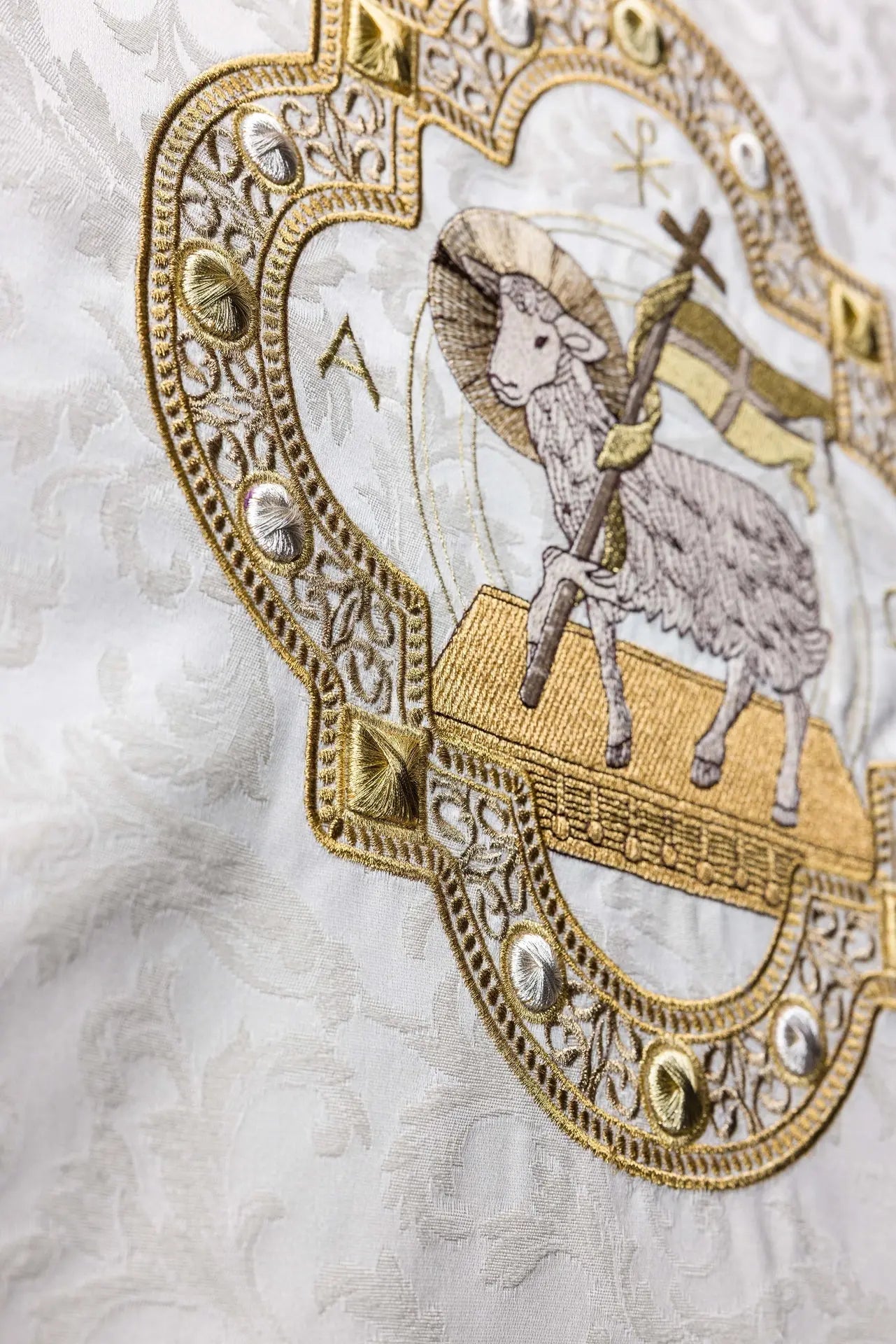 Housse de lutrin écrue avec broderie de l'Agneau pascal