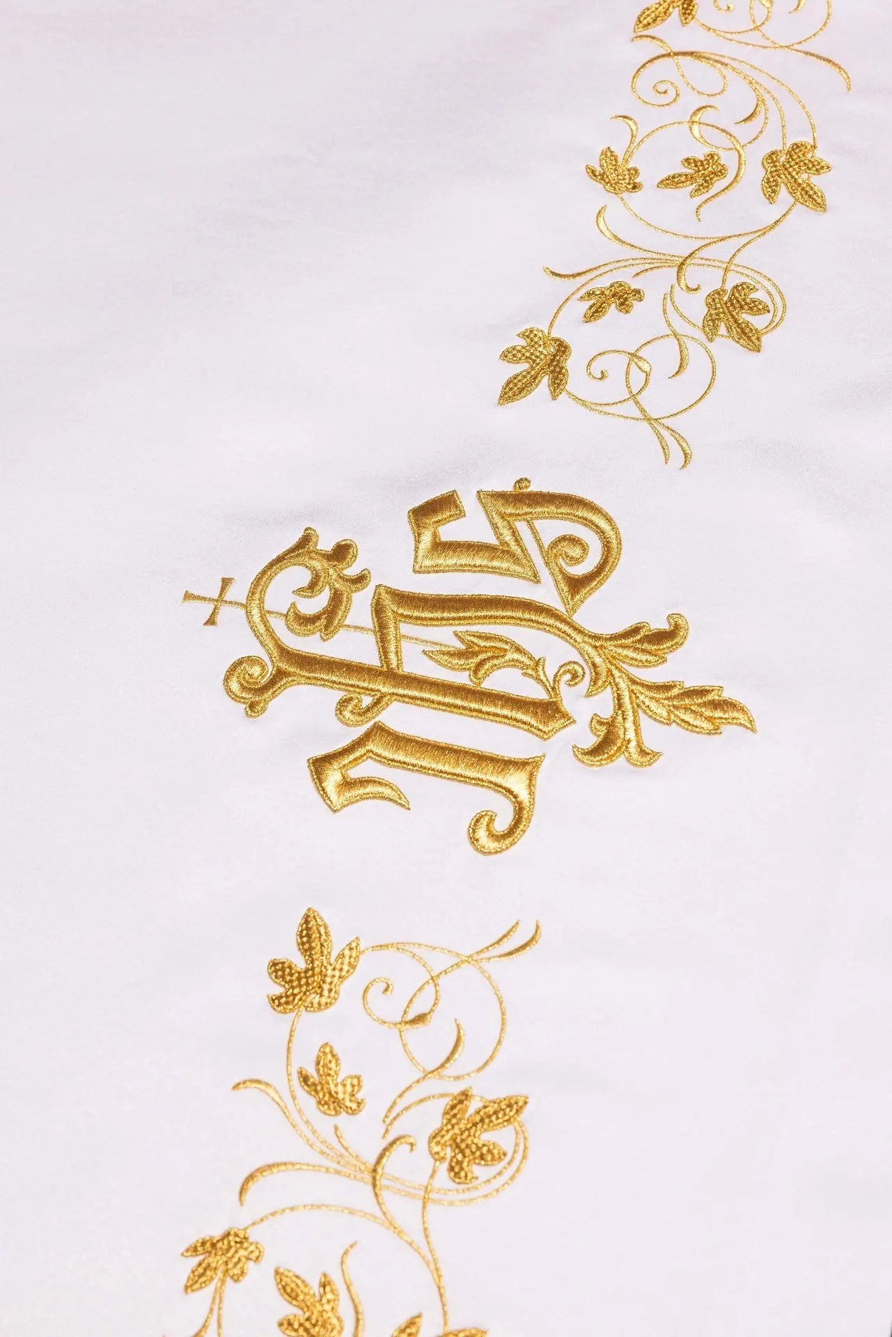 Nappe d'autel avec broderie IHS dorée
