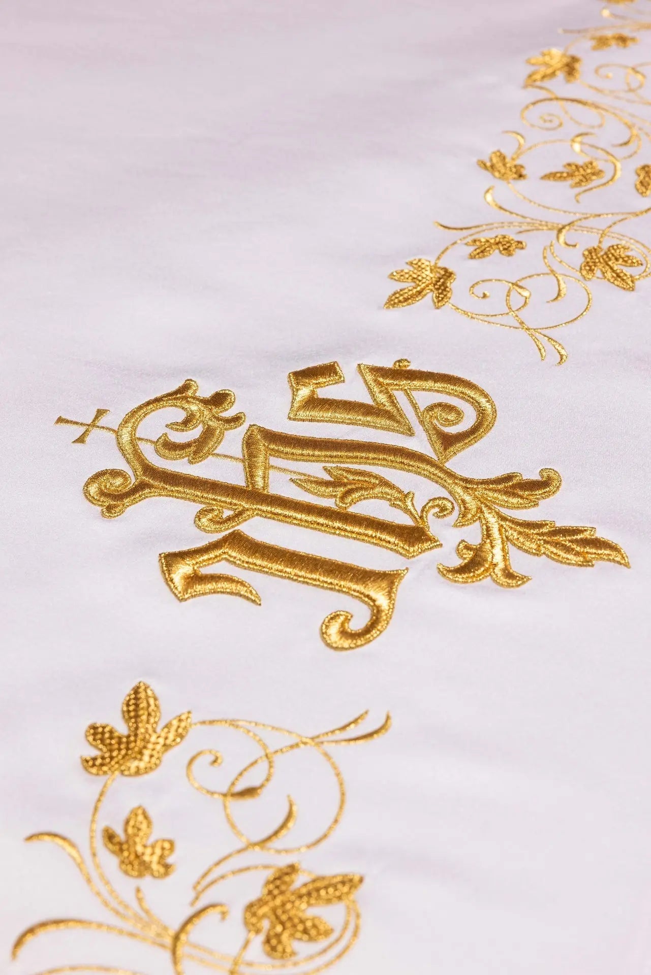Nappe d'autel avec broderie IHS dorée