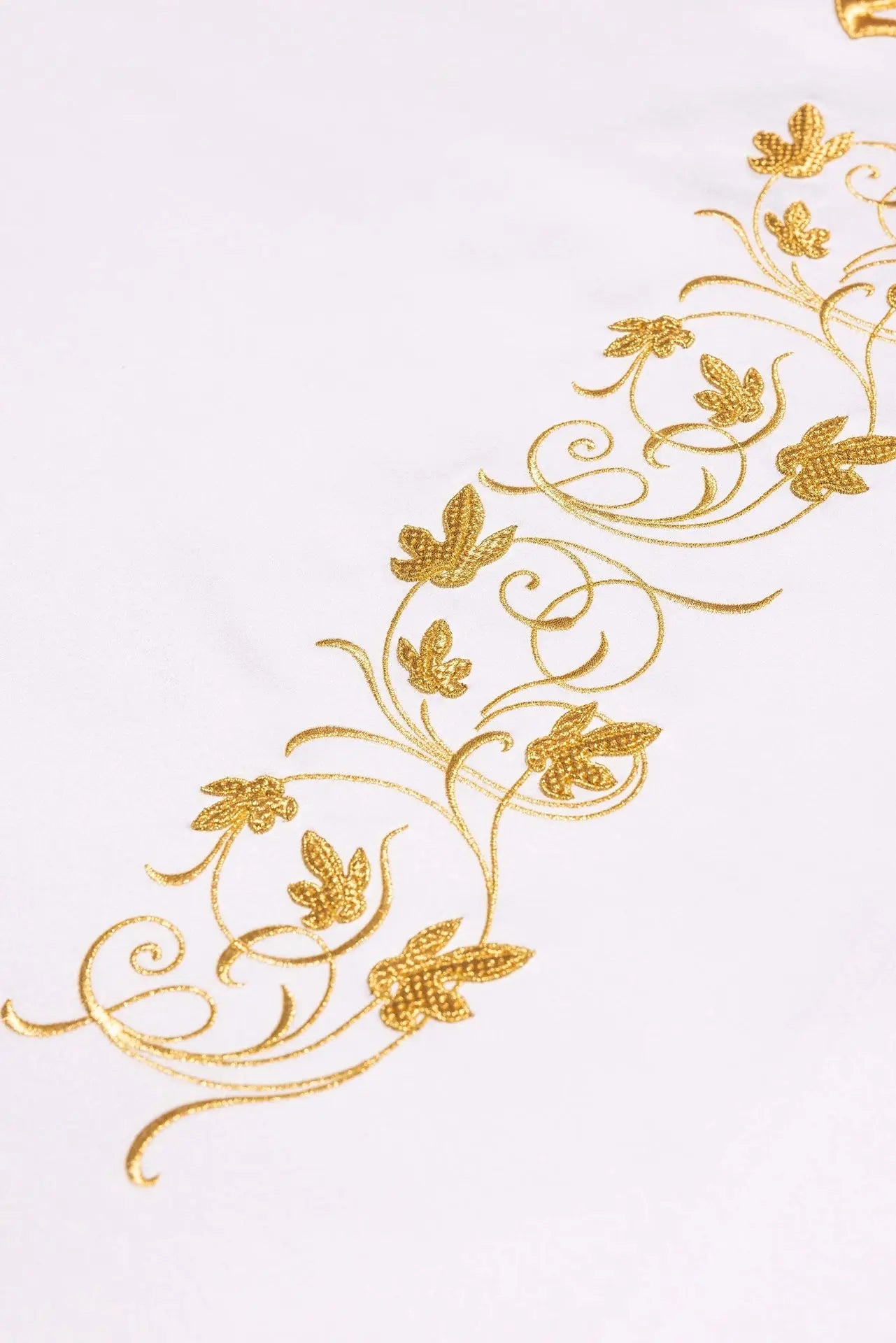 Nappe d'autel avec broderie IHS dorée