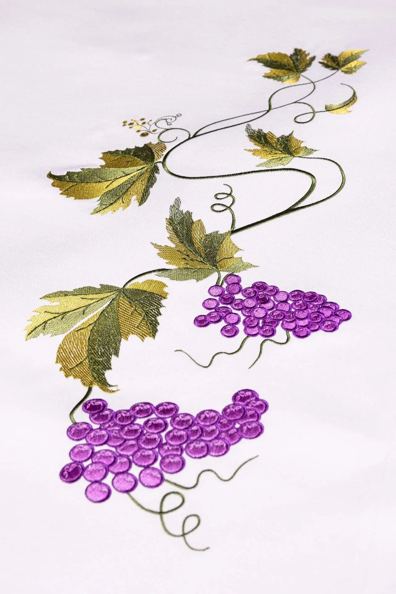 Nappe d'autel avec broderie de calice eucharistique
