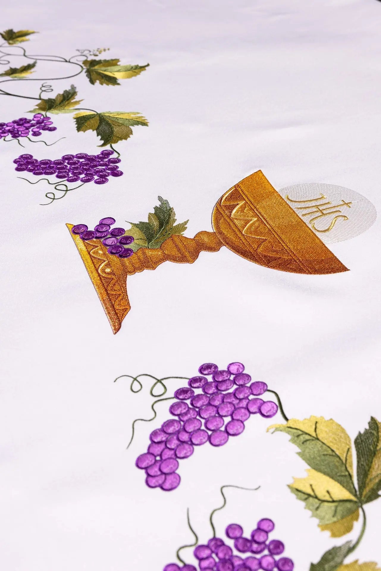 Nappe d'autel avec broderie de calice eucharistique