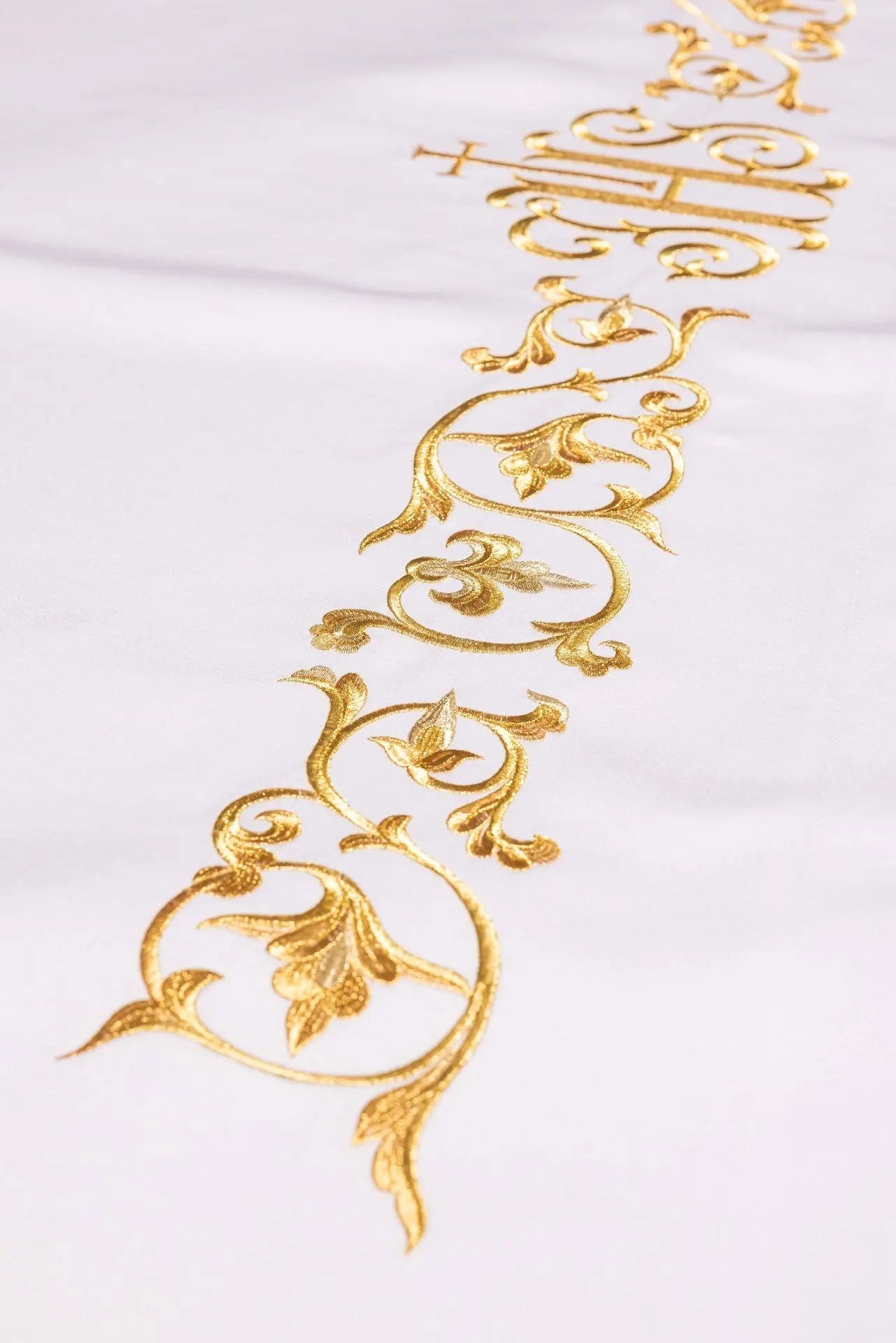 Nappe d'autel avec broderie du monogramme marial doré