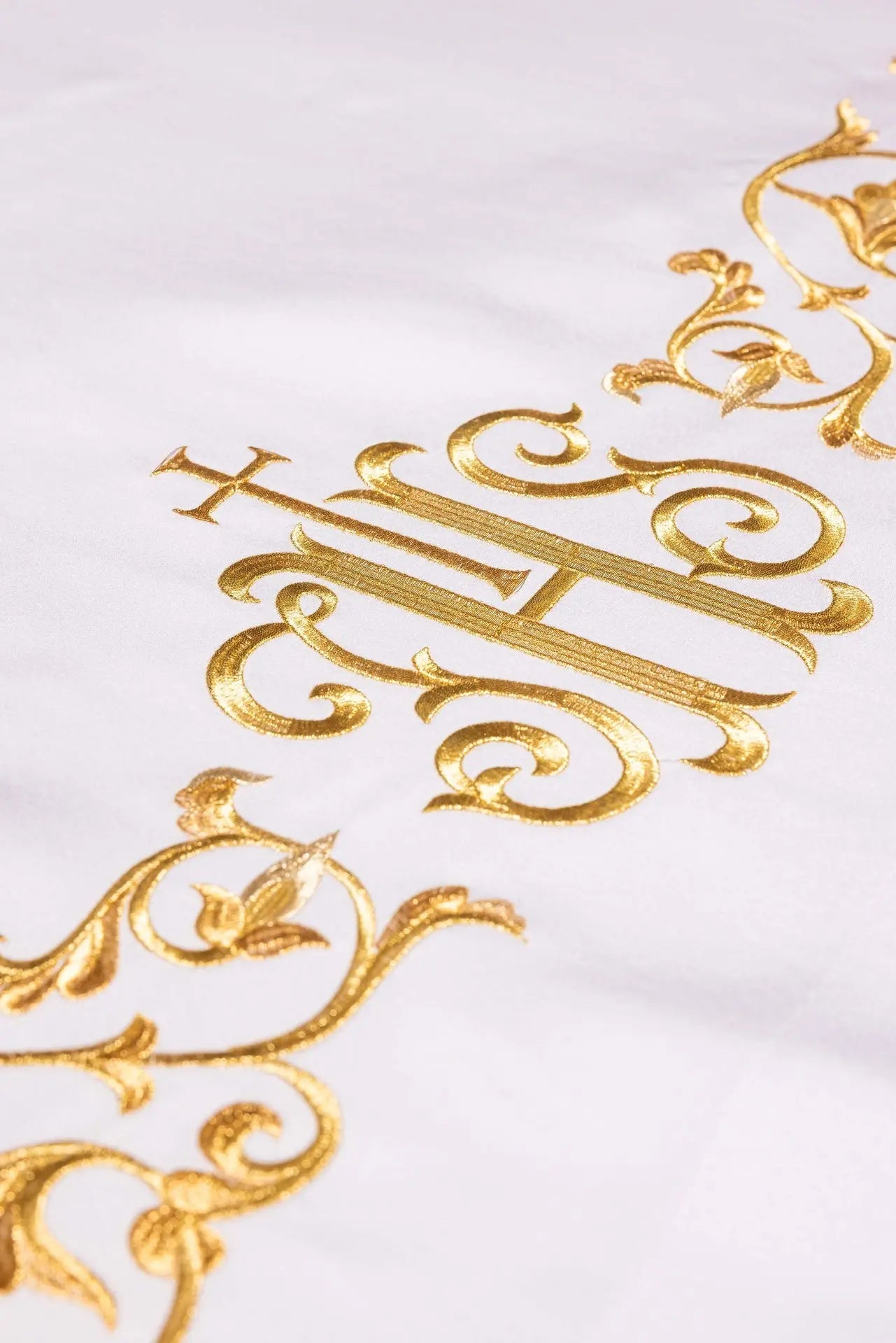 Nappe d'autel avec broderie du monogramme marial doré