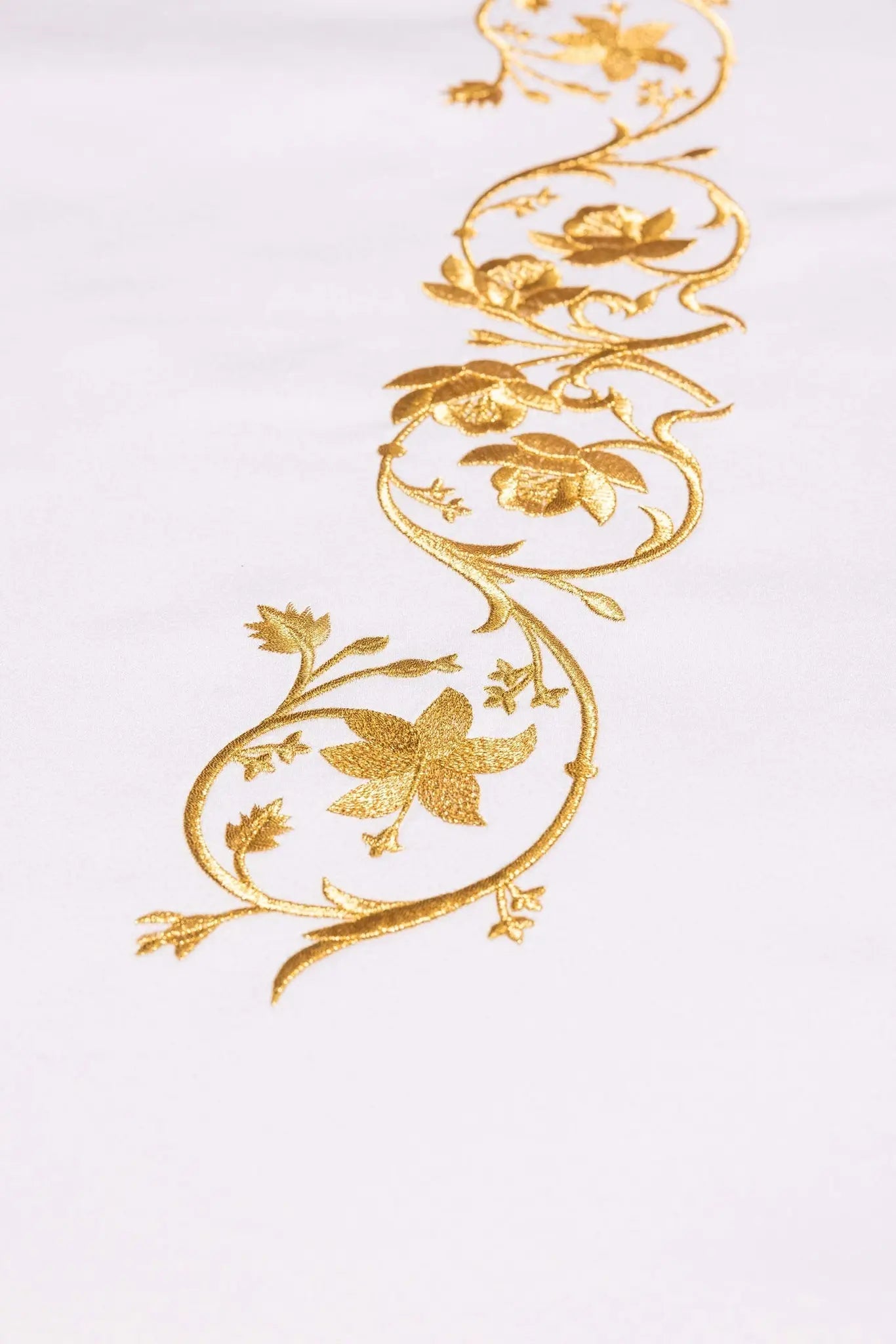 Nappe d'autel avec broderie du monogramme marial doré