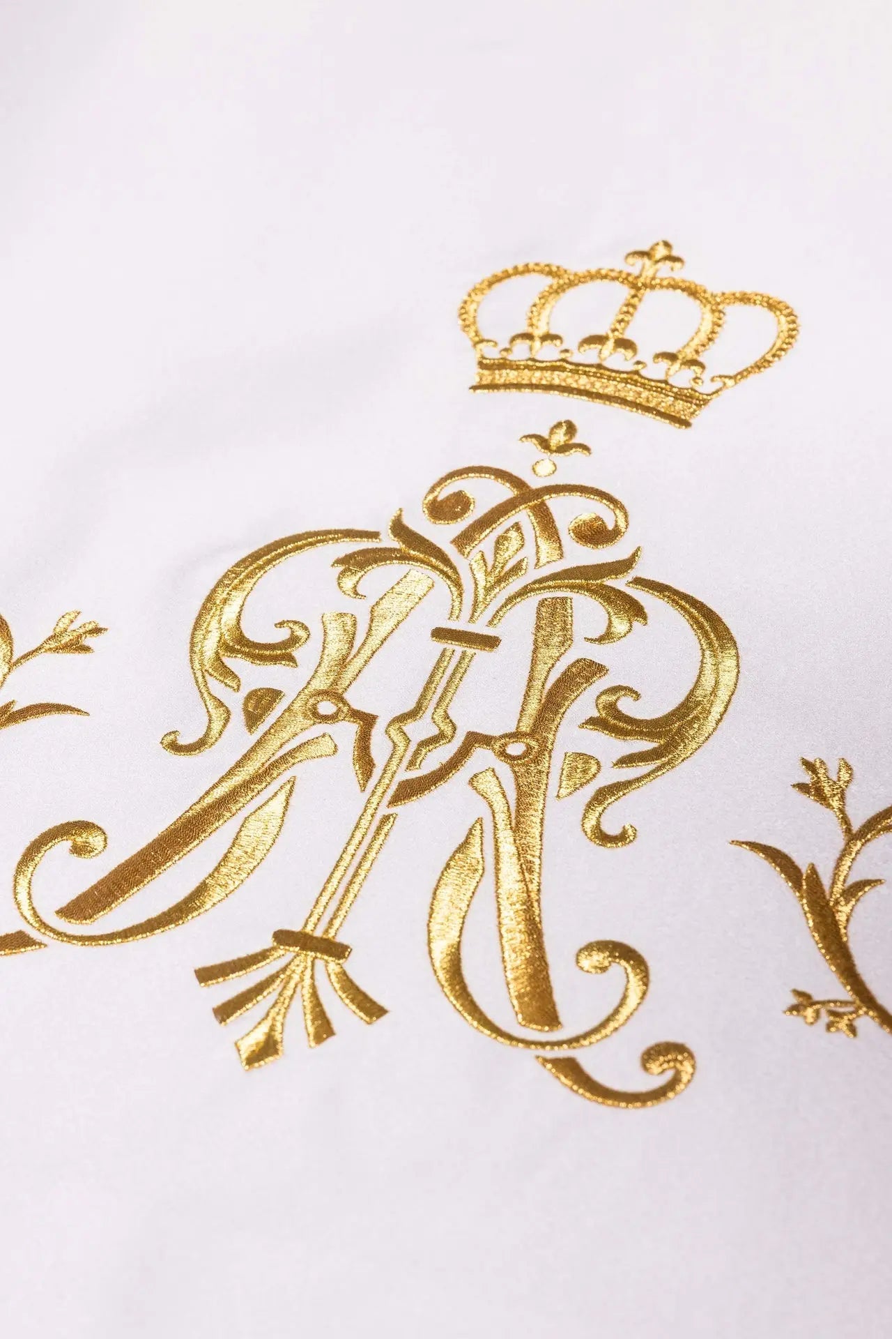 Nappe d'autel avec broderie du monogramme marial doré