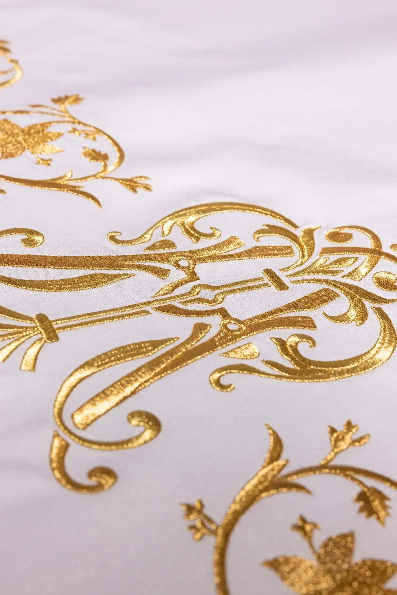 Nappe d'autel avec broderie du monogramme marial doré