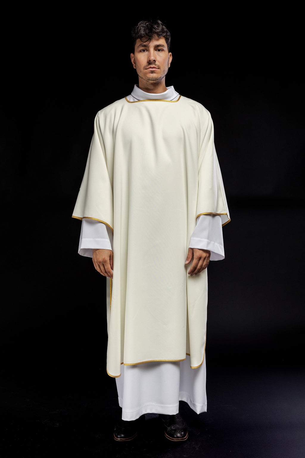 Dalmatiques lisses avec bordure dorée écru