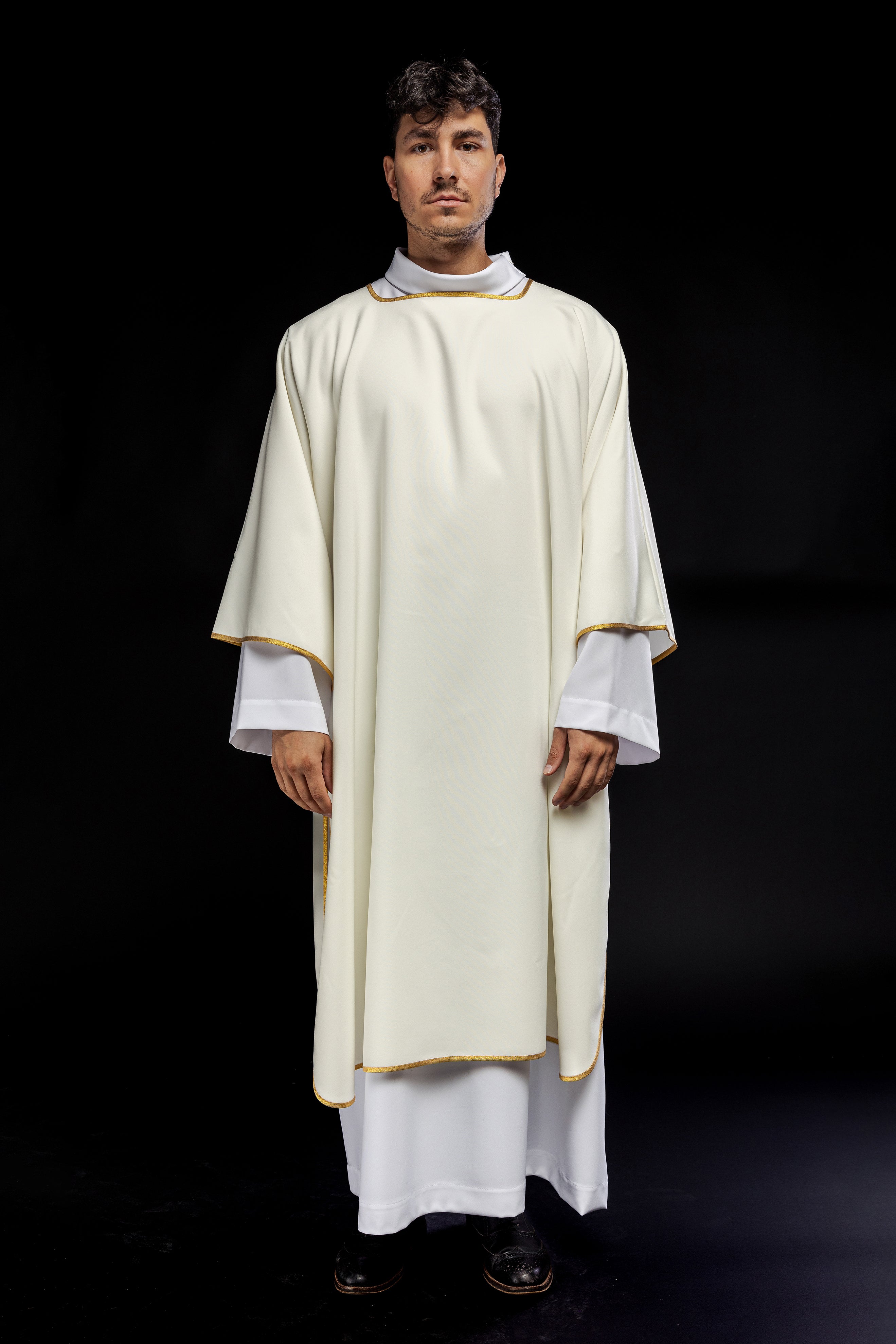 Dalmatiques lisses avec bordure dorée écru