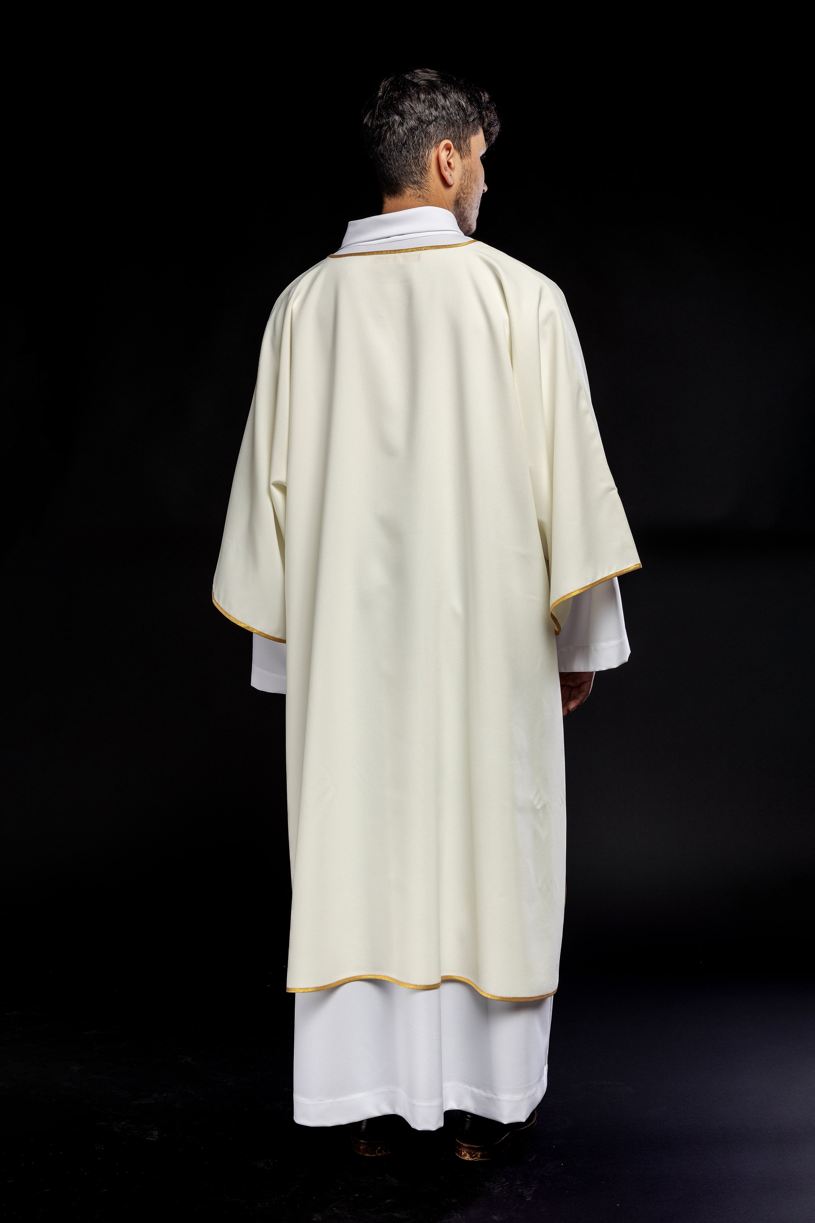 Dalmatiques lisses avec bordure dorée écru