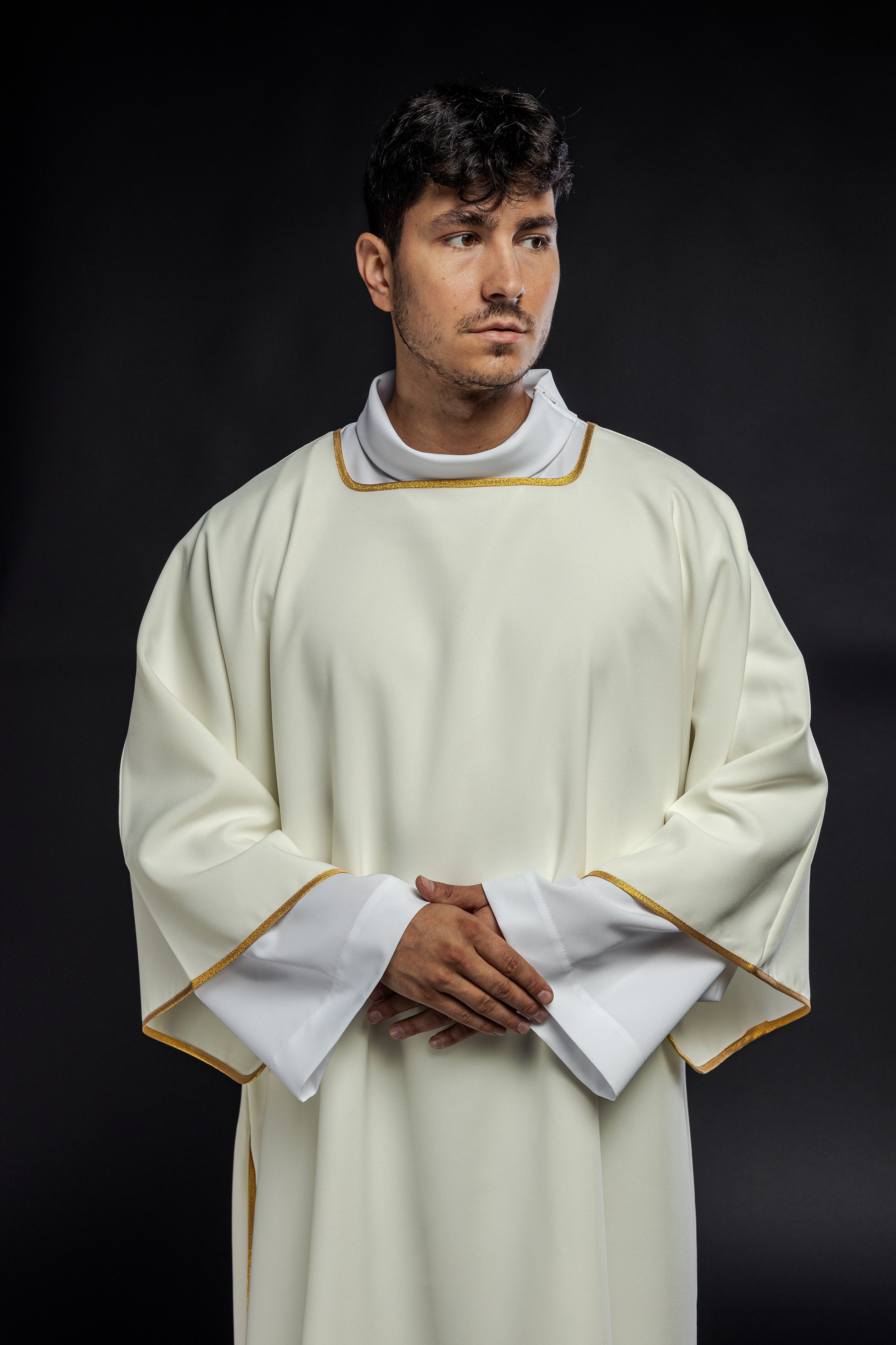 Dalmatiques lisses avec bordure dorée écru