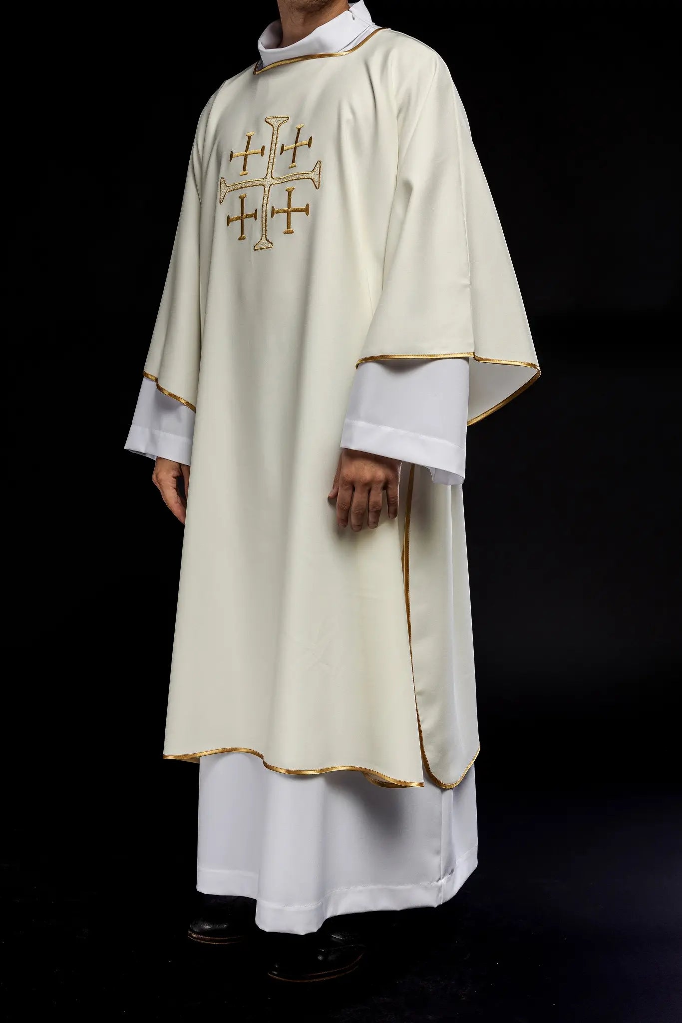 Dalmatique avec croix brodées en or écru