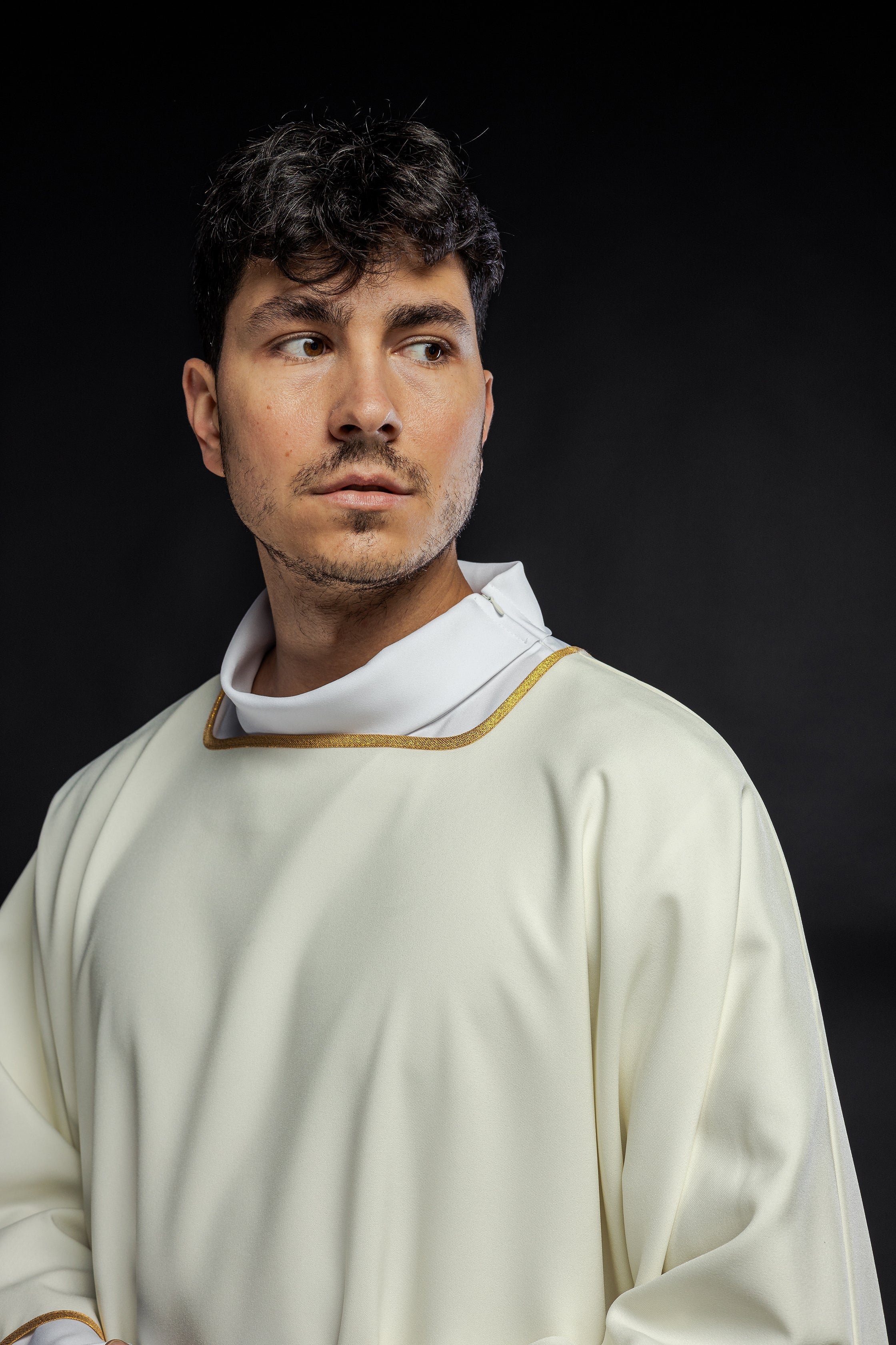 Dalmatiques lisses avec bordure dorée écru