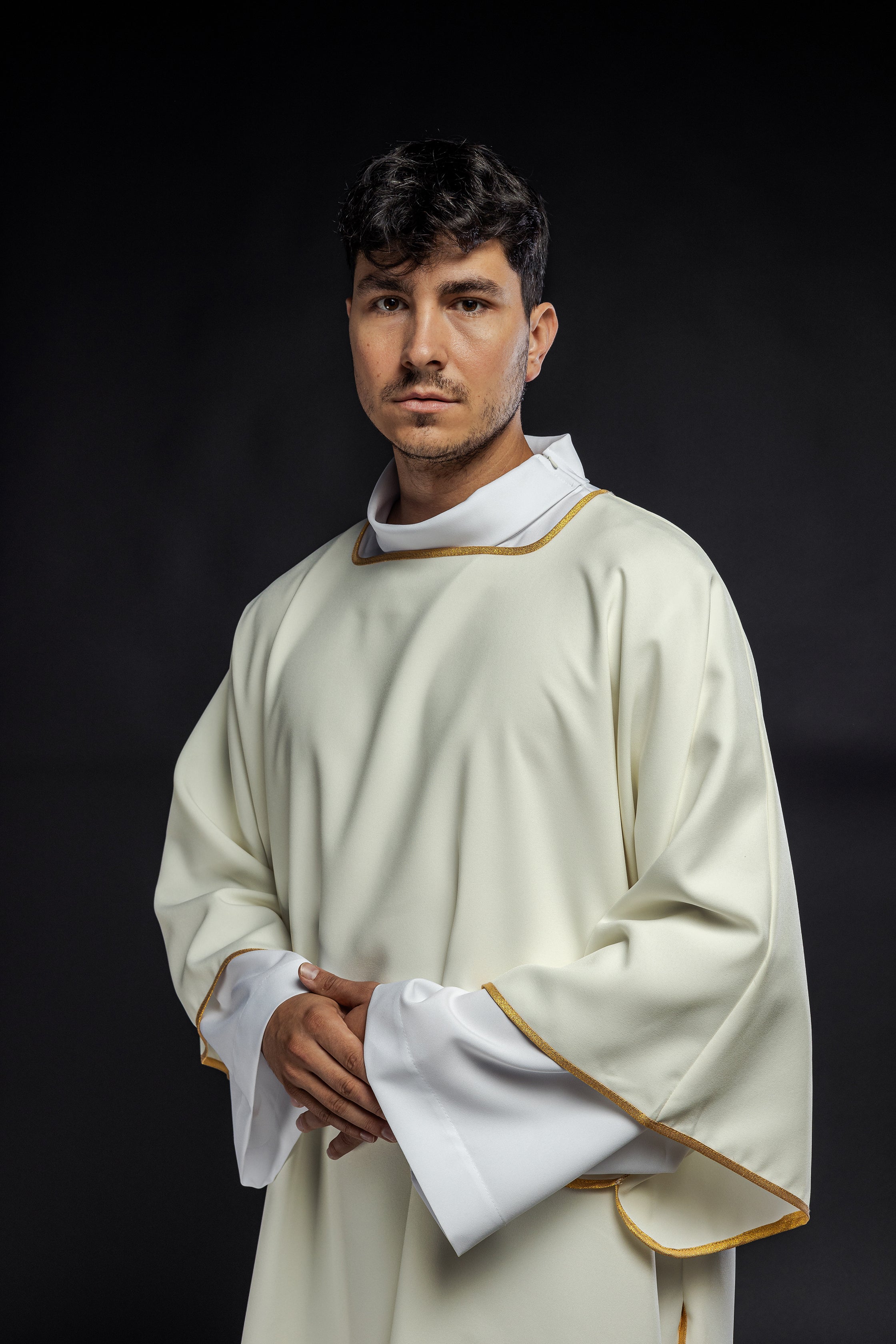 Dalmatiques lisses avec bordure dorée écru