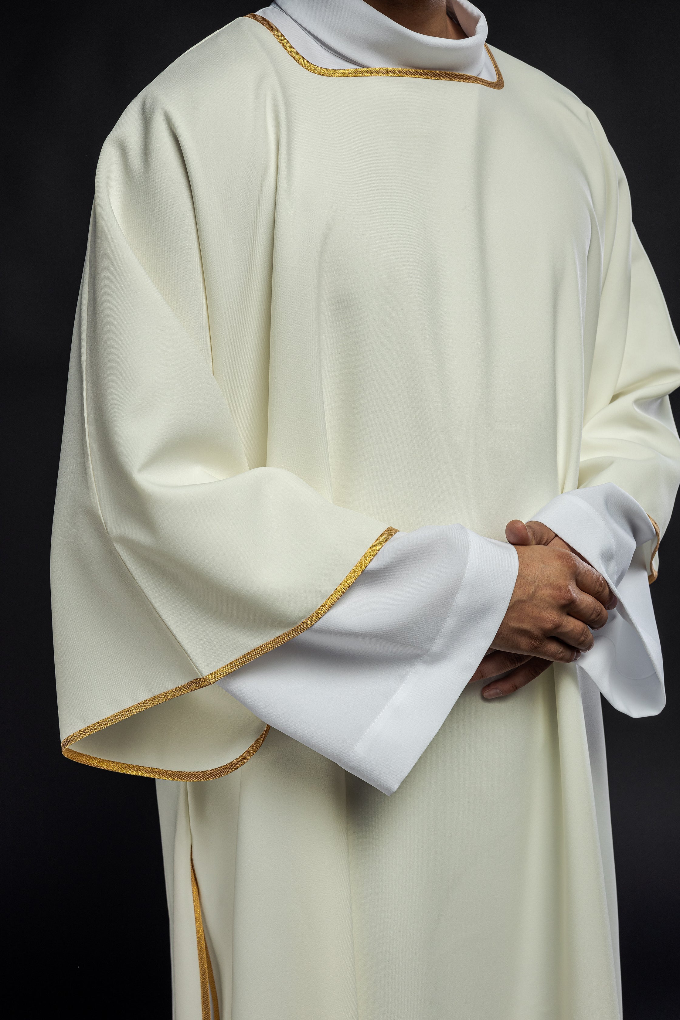 Dalmatiques lisses avec bordure dorée écru