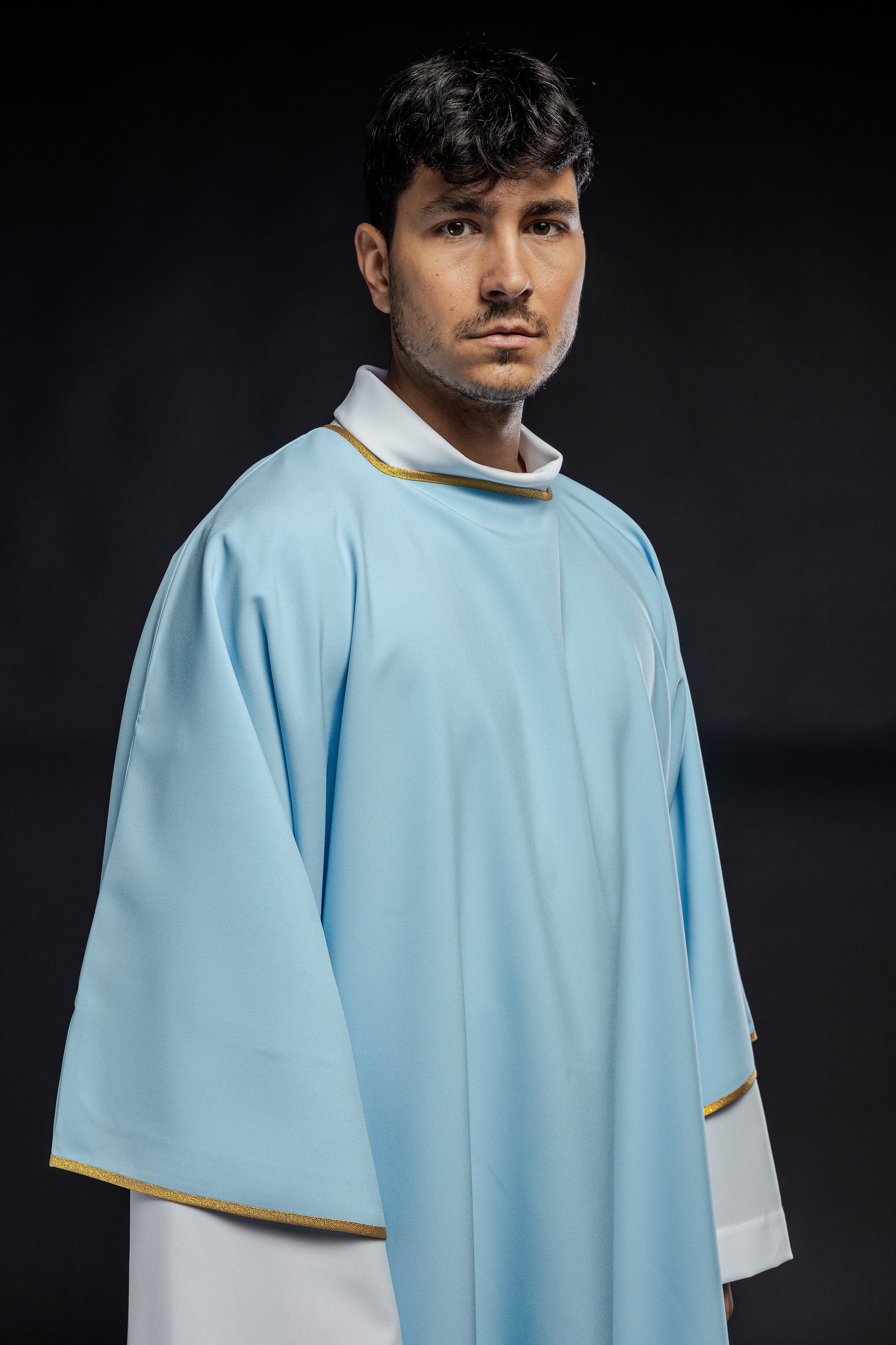 Dalmatiques lisses avec bordure dorée bleue