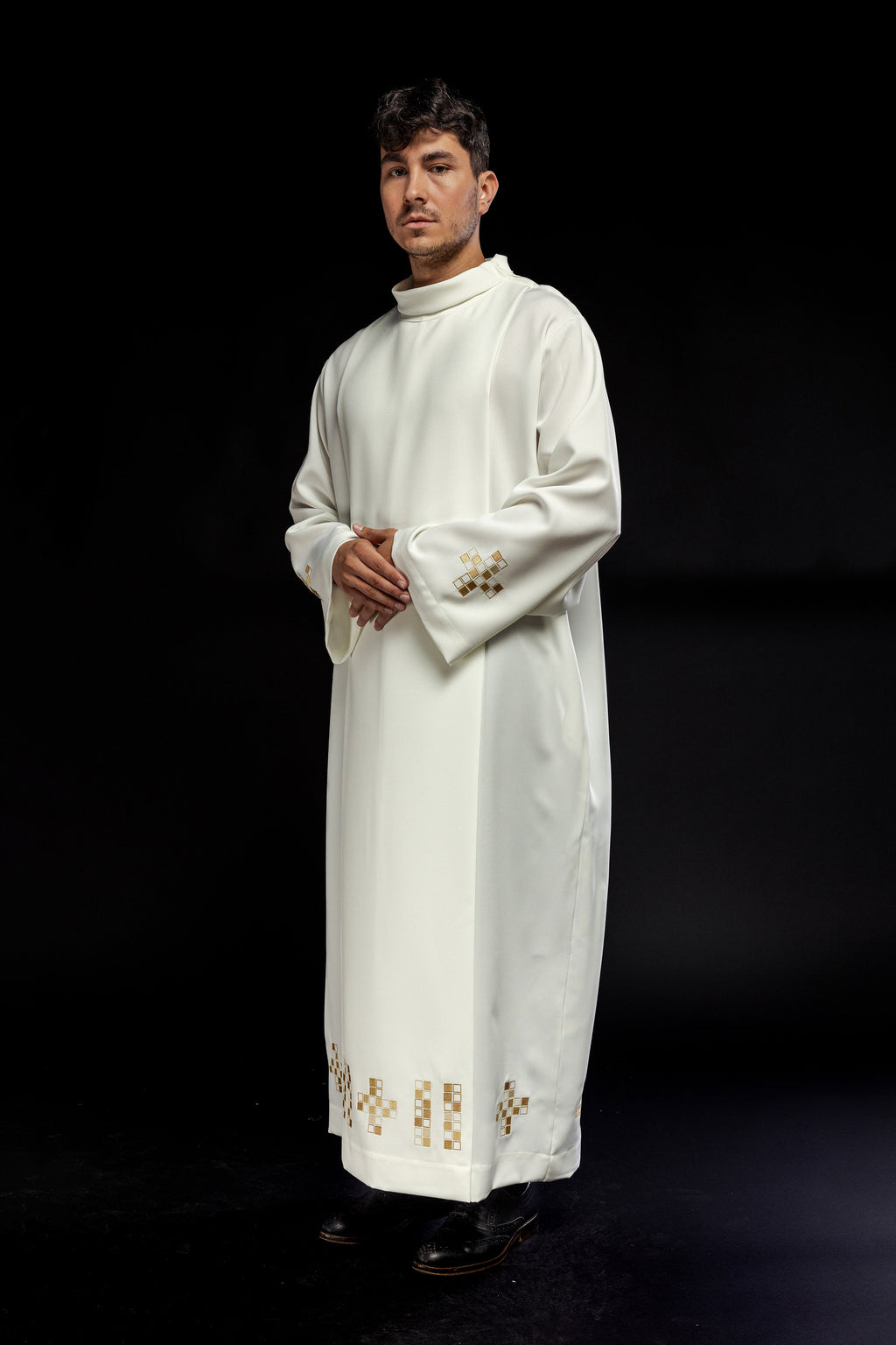 Aube avec croix mosaïque brodées écru