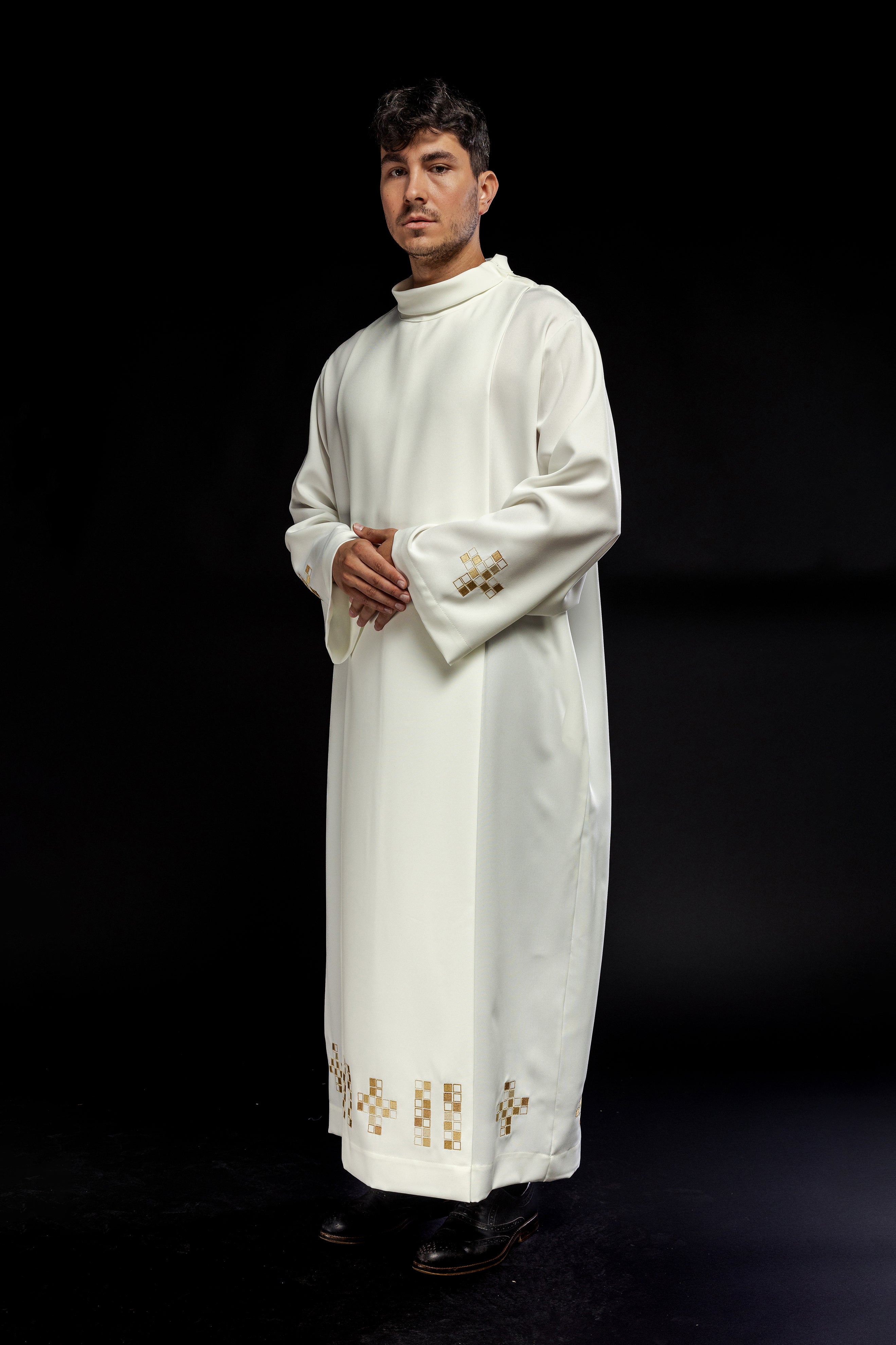 Aube avec croix mosaïque brodées écru