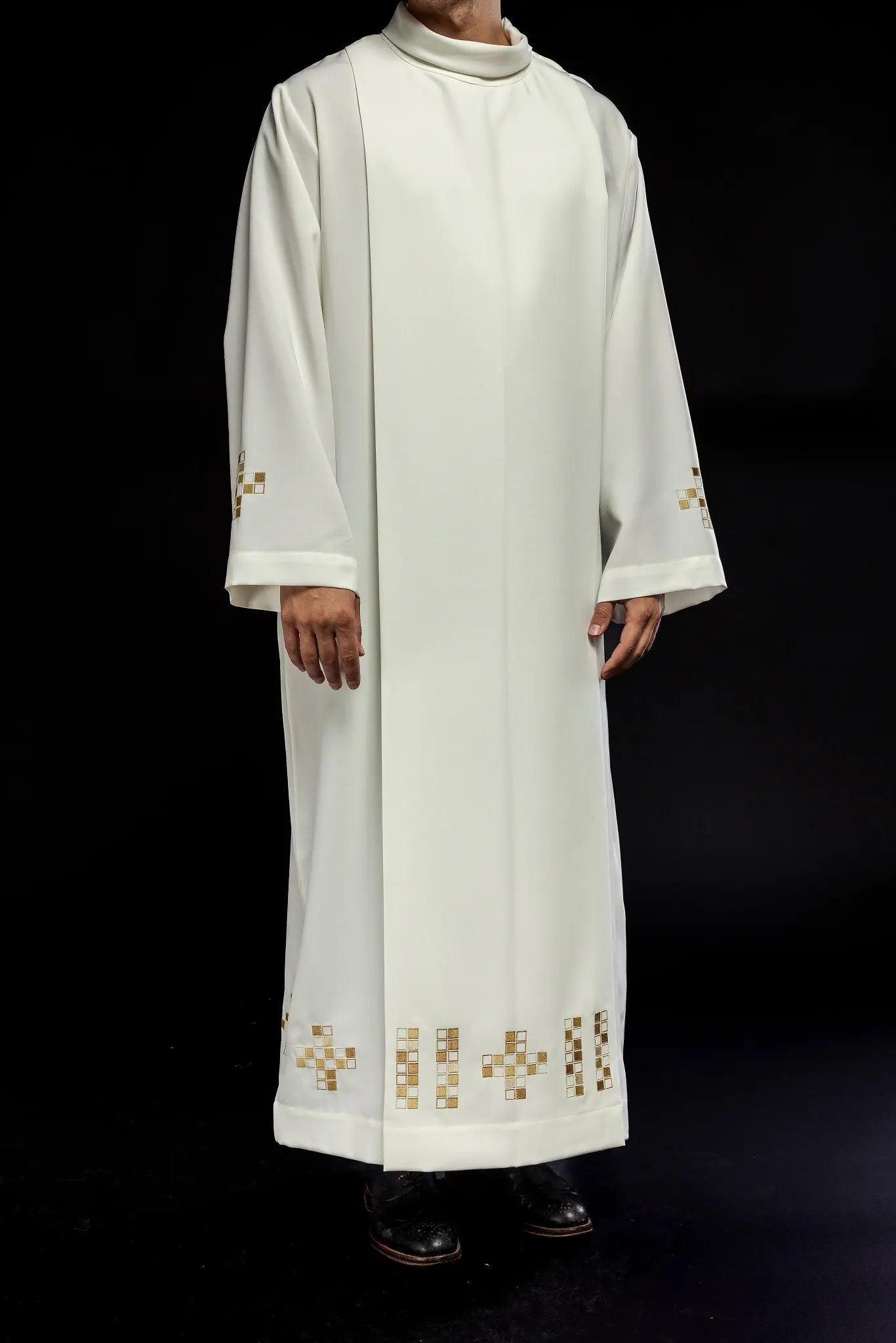 Aube avec croix mosaïque brodées écru