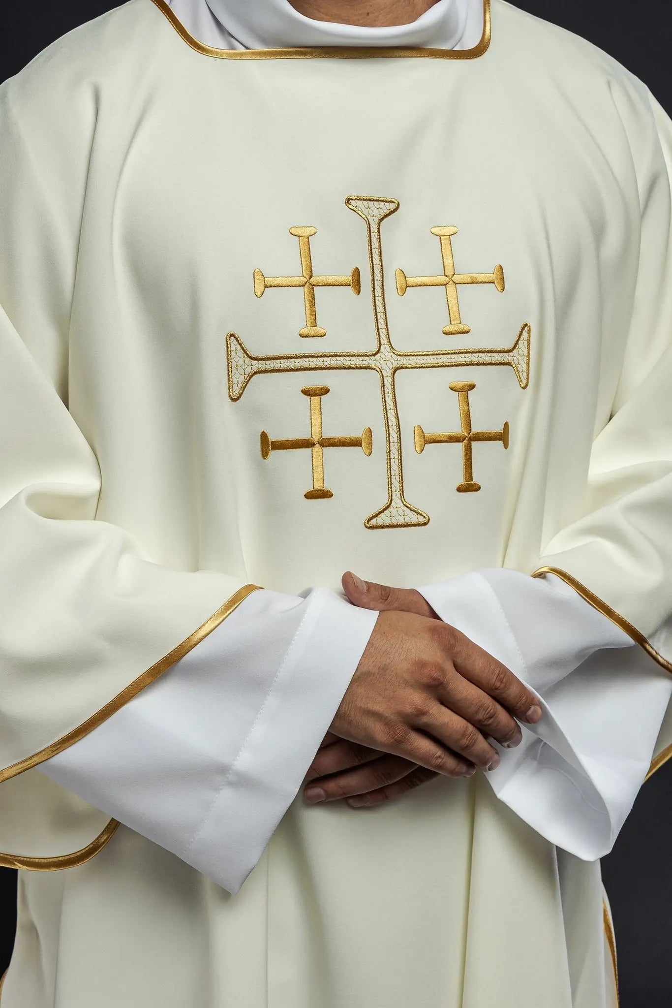 Dalmatique avec croix brodées en or écru