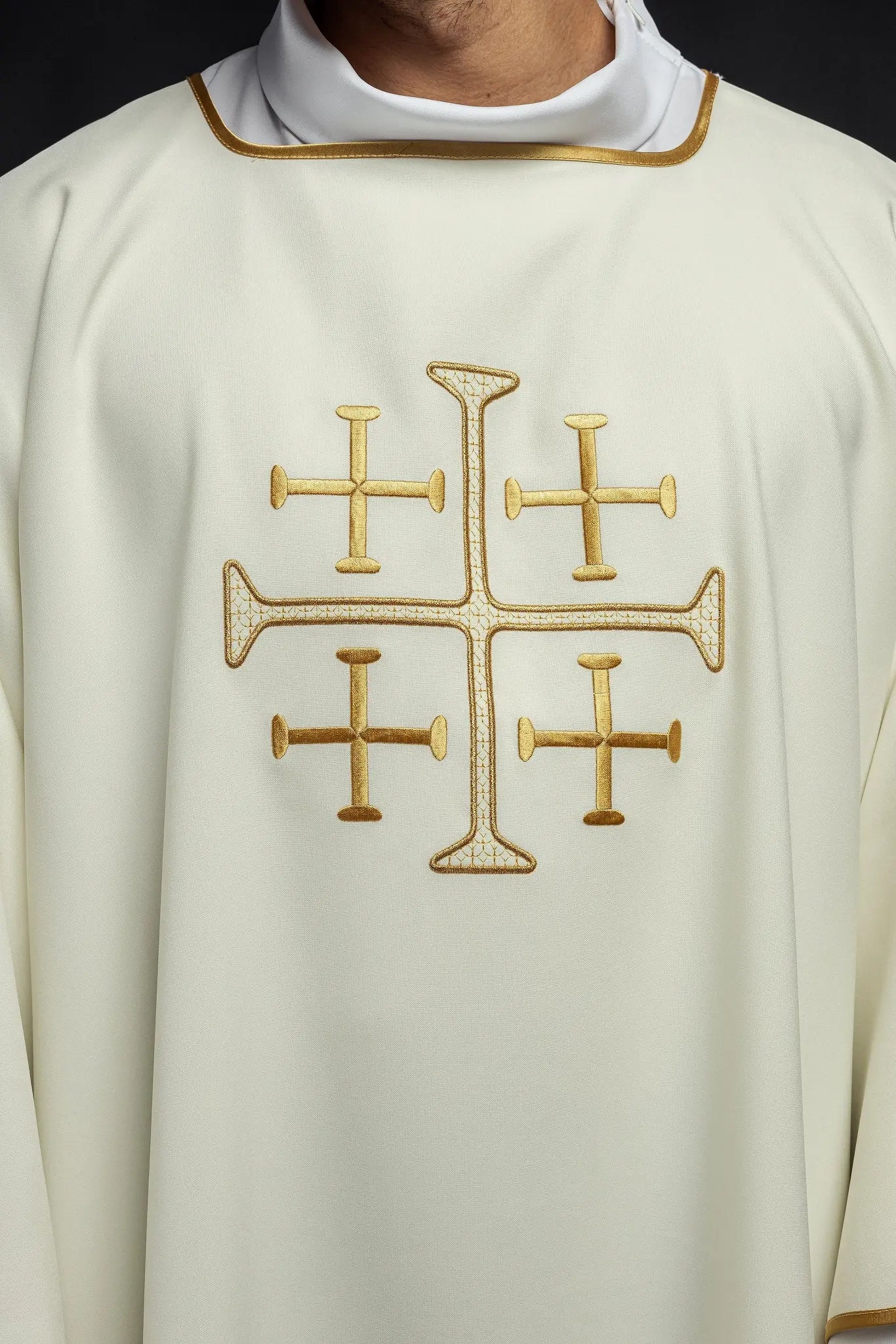 Dalmatique avec croix brodées en or écru