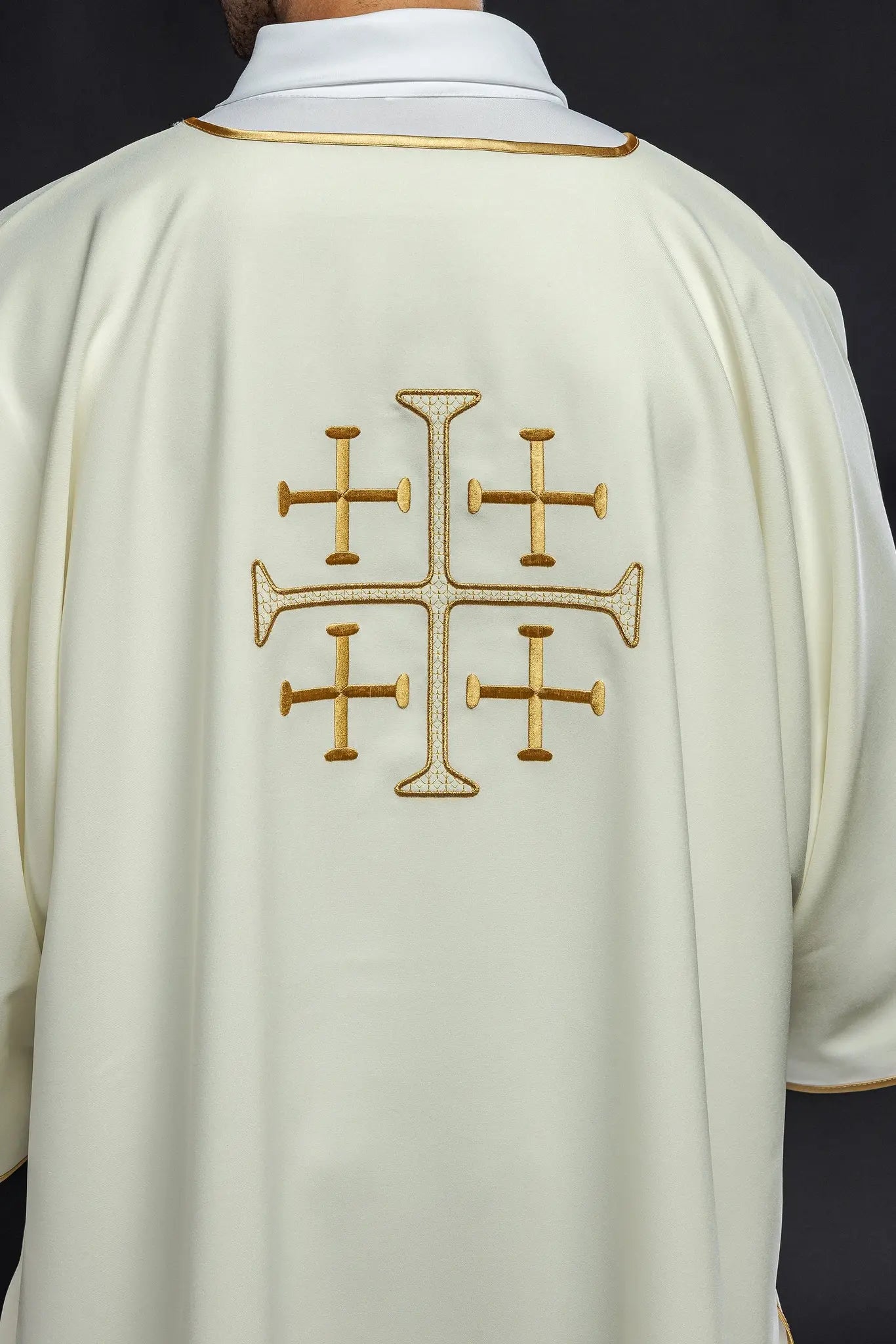 Dalmatique avec croix brodées en or écru